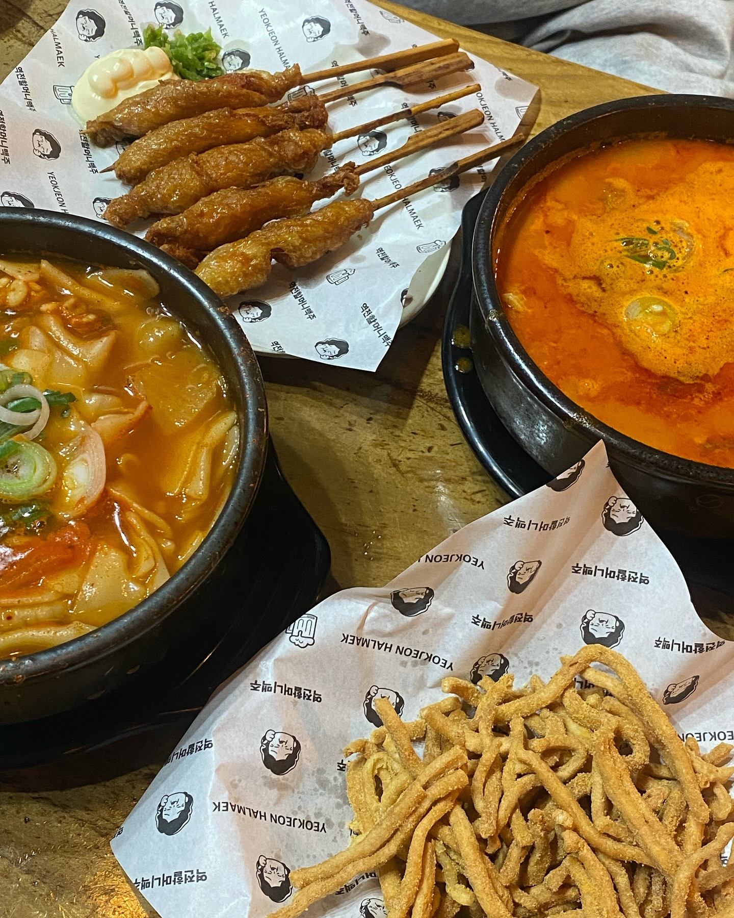 #협찬

믿고먹는 안주 맛집 “역전할머니맥주“겨울 신메뉴 할맛포차! 

저온숙성 원조 살얼음생맥주 1등 브랜드! 
생맥주 뿐만 아니라 믿고 먹는 안주 메뉴들과 다양한 종류 메뉴군으로 취향껏 골라 먹을 수 있는, 
마음껏 먹어도 합리적인 가격으로 부담 없이 즐길 수 있는 훌륭한 가성비 맛집👍🏻

역전할머니맥주의 살얼음맥주는 역전할머니맥주 만의 생맥주 전용잔을 사용하여 더 오랫 동안 시원함을 즐길 수 있고 특허받은 살얼음 공법을 적용하여 살얼음 슬러시가 생기고 맥 주 고유의 풍미가 가장 잘 살아난다는!! 

얼큰하고 칼칼한 육수에 쫄깃쫄깃 수제비가 풍덩! 알, 곤이, 무가 듬뿍 들어간 얼큰 수제비👍🏻
부드러운 닭가슴살을 바삭바삭 닭껍질에 돌돌 말아 꼬치에 쏙! 꼬꼬껍질말이와 씹을수록 감칠맛이 느껴지는 바삭 짭짤 새우어묵깡! 손이 가요 손이가~ 

#역전할머니맥주겨울신메뉴리얼리뷰 #역전할머니맥주겨울신메뉴할맛포차 #역전할맥신메뉴 #역전할맥추천메뉴 #믿고먹는할맥 #가성비할맥 #가심비할맥 #안주맛집 #역전할머니맥주 #역할맥 #원조살얼음생맥주