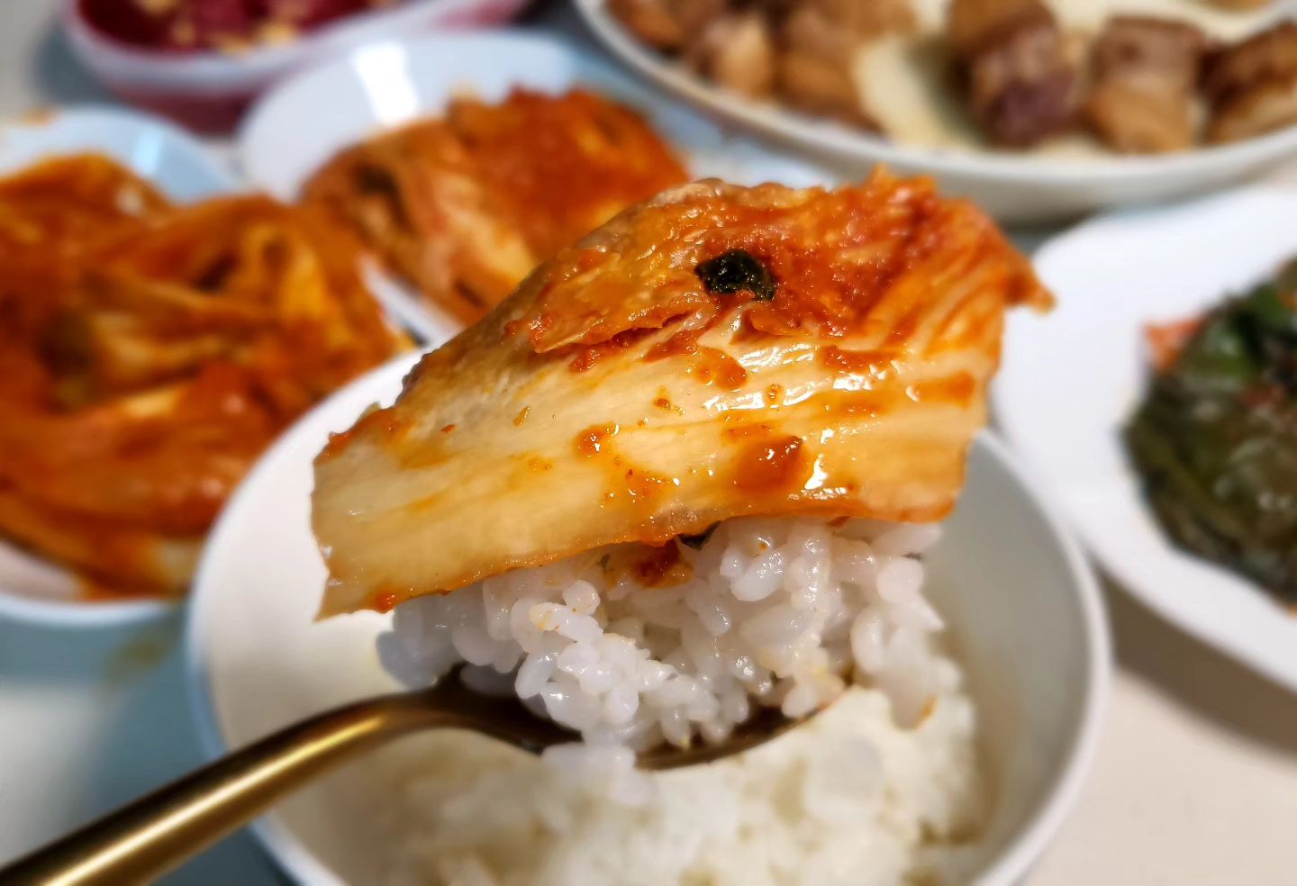 #협찬 
역시 음식은 전라도여~ ㅎㅎ
저희 할머니가 자주하셨던 말씀이에요~ ㅎㅎ 

대한민국 대표음식 김.치!!
전라도식 매운 김치가 있다고해서 먹어봤어요~ 
제가 먹어본건 
🔥불타는 숙성배추김치와 
🔥배추불김치 (독하게매운맛)

금치의 김치는 
국내산배추와 천일염으로 만든 절인배추에 
국내산 고춧가루에 매운맛 정도를 위해 베트남 고추가루 혼합률이 조금 있을뿐
그 외 모든 재료가 국.내.산인 잘만든 배추김치인데요~ 

😍잘만든 배추이니 만큼 삼겹살,라면,쌀밥 모두 잘 어울리더라구요~ ㅎㅎ

저희 부부는 매운거좀 치는데... 
🔥독하게 매운맛🔥은 
와~ 맵다~~ 하면서 먹었어요 ㅋㅋ
캡사이신 같은거 넣어 매운맛 아니고 
고춧가루로 만든 매운맛이라 
불타는 숙성배추김치는 맛있게 매운맛이라 매운맛 좋아하시는 분들이라면 적당히 매콤하게 맛있다~ 하시면서 드실 수 있는 정도였습니다.

홈페이지에 회원가입하면 만원 할인 이벤트도 있으니까 
구입하고 싶으신분들은 공홈에서 구입하셔요~

🤣1~4단계 까지 있으니까 내가 맵찔이다!! 
하는 분들은 1단계 추천해요~

구입&문의>>
goldkimchi

#김장김치 #전라도김장김치#광주김치#전라도김치#매운김치#불김치#아이깍두기#갓김치#파김치#총각김치#맛있는김치#자취반찬#자취김치#김치선물#가정식김치#광주김치#실비김치#캔김치#켄김치#저염김치#아이김치#열무김치#부추김치#배추김치#금치#전라도김치 
*제품제공받고 먹어본뒤 작성하는 후기입니다.*