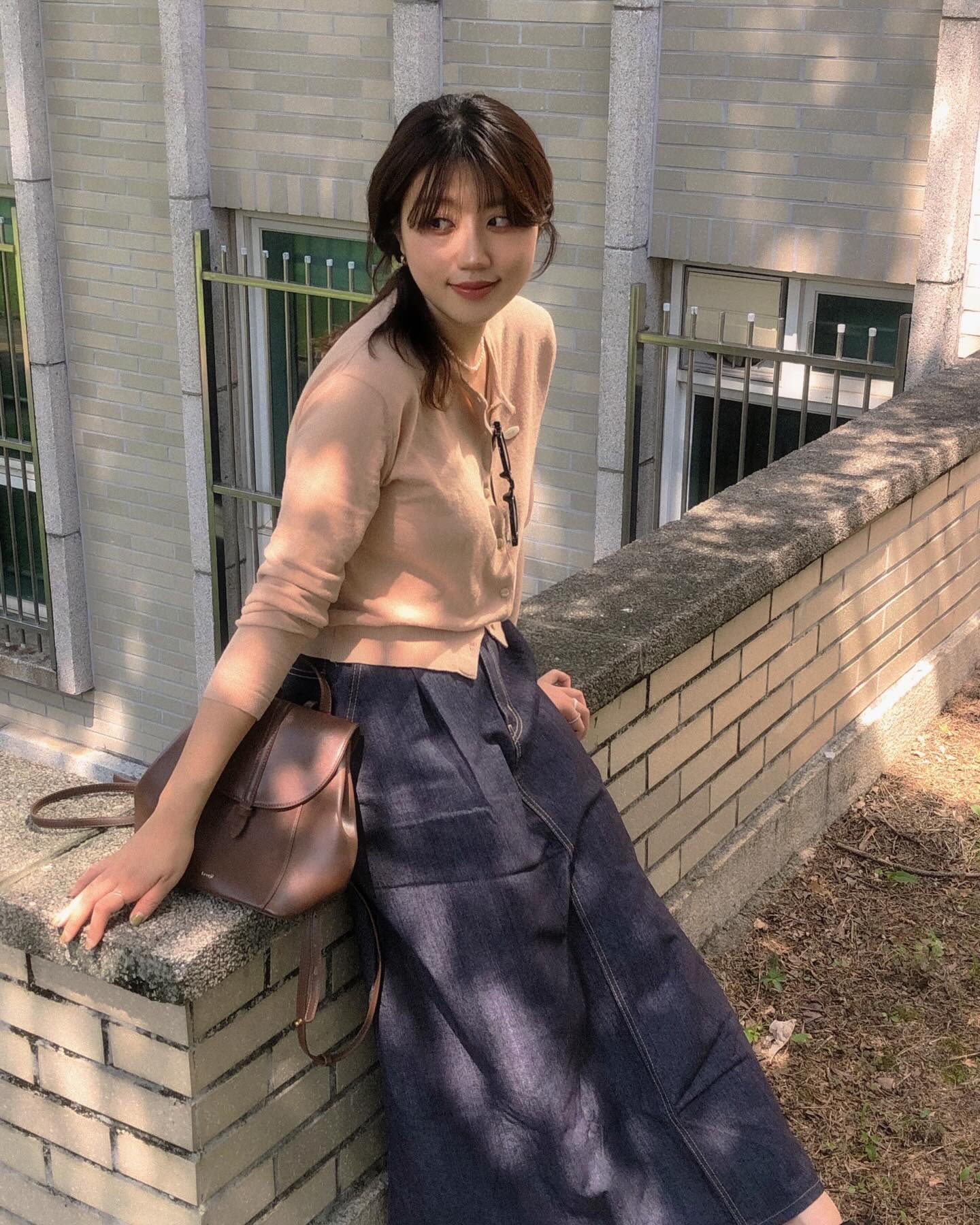 가을 짝짜꿍은 데님 아니겠어요🌀
진청 롱스커트의 차분하면서도 폭닥한 무드가 가을이랑 잘 맞을 수 밖에,,🍁

lowcycle_official 💙