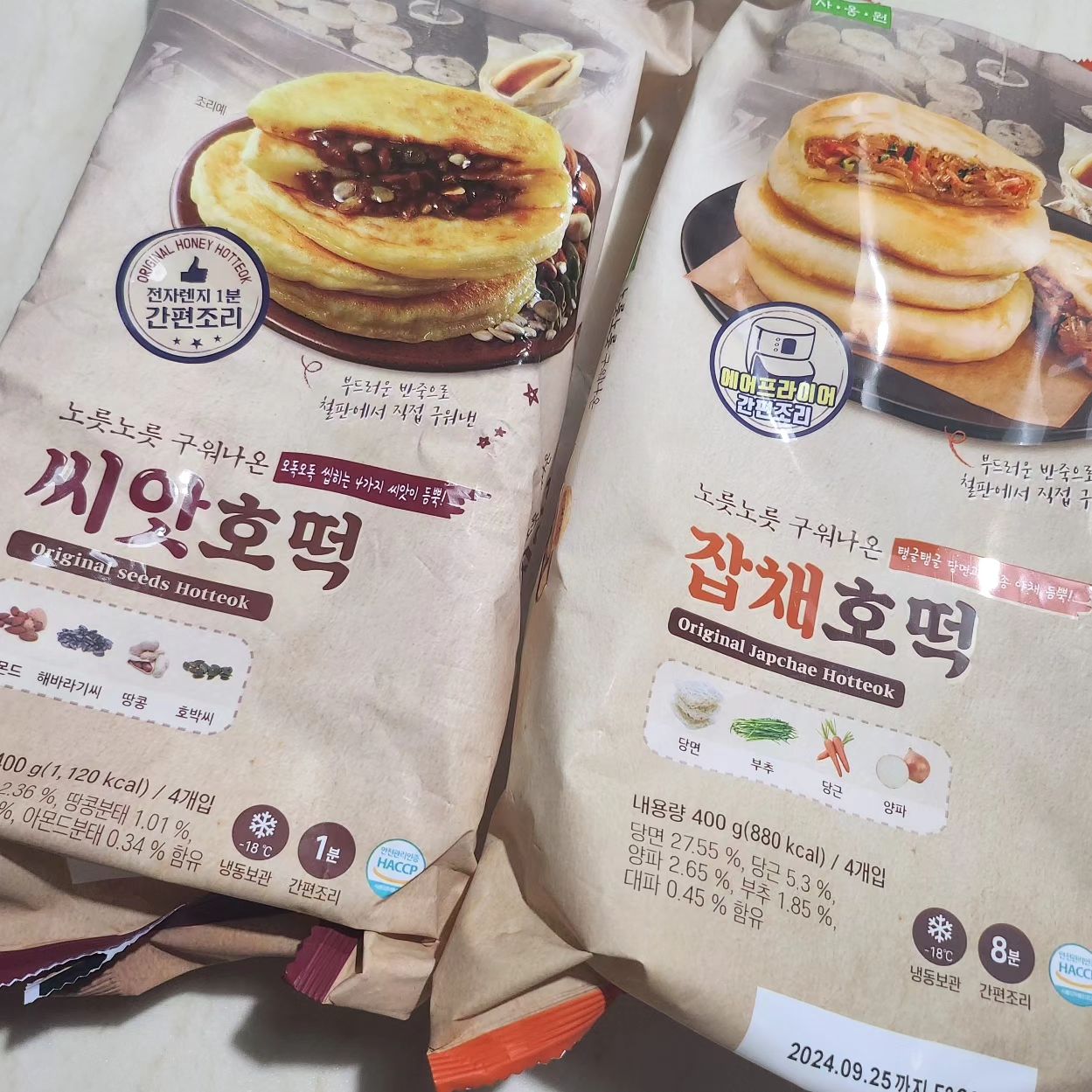 #협찬 saongwon_kfood
 
아라와 만나보는 #사옹원 #호떡 
겨울 간식 대표주자 호떡을 집에서 초간단하게!
전자레인지, 후라이팬, 에어프라이어기만 있으면 끝!

옛날꿀호떡 / 씨앗호떡 / 잡채호떡 3종 중에서
씨앗 호떡과 잡채 호떡을 만나보았어요! 

✔️ 씨앗호떡
아몬드, 해바리기씨, 땅콩호박씨 
+ 달콤한 꿀 + 반죽이 찰지고 쫄깃 그 자체 
에어에 돌리니 겉바속촉 

✔️ 잡채호떡
처음 맛보는 잡채 호떡! 속이 풍성하지는 않았지만
당근, 양파, 부추, 당면의 조합이 완전 대박~
호떡과 너무 잘 어울렸어요!

아이들 간식, 밥 대용으로도 좋으니 한 번 
꼭 드셔보세요~ 집에서 해먹는 겨울 간식 중
제일 맛났어요! 

#에어프라이어요리 #잡채호떡 #겨울간식
#간편안주 #캠핑요리 #캠핑음식 #간식 #아이들간식 #간편간식