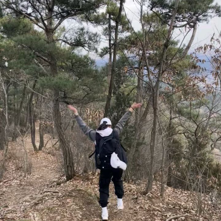 잔잔한 듯 거대한 행복으로 채워진 23년
다 덕분이라 늘 감사하며 살아갈게용 호호
좋은 일만 있을 순 없다고들 하지만
24년도는 (내 사랑들)모두에게 좋은 일만 ! 
안 좋다고 느껴지는 일마저 행복의 과정이길
소망하며 행복하길 바랍니둥 호호
사랑..사랑.. 그거..한다...모두...