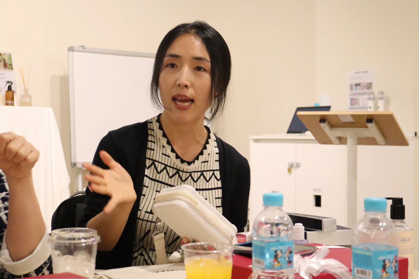 2005년부터 묵묵하게 갈 길 가는 중!!! 
이 길에서 했던 모든 활동들이 피와살이되고 양분이되어 
2024년 원더효경으로 성장하고 있습니다. 

귀한 기회로 이 모든 경험치를 끌올하여서 !!!!
11월쯤, 12명의 라퓨레 인플루언서와 함께 뷰티업계
절대지존 사임당화장품 미래지향적인 !!!! 크리에이티브한
#화장품 그 이상의 가치를 지닌 뷰티제품을 탄생시켜보겠습니다 !!!!!

8월 프로필촬영, 공장견학 일정을 시작으로 뷰티역사를 
다시 쓸 라이프스타일에 스며드는, 발명품 같은 라퓨레 뷰티제품
크리에이터 기반 세상에 없던, 라퓨(쳐)레 뷰티템 아이디어가 
영감이 떠오릅니다. 

✨ 뷰티 인플루언서 원더효경 ✨

💄 2005년부터 블로그 운영
👑 전국팔도 향토미인대회출전, 미스그린, 미시즈뷰티월드, 
  미시즈월드 출전, 몰디브미남미녀선발대회 
📺 방송3사,케이블, 종편 건강프로그램 7년(50여편)
💎 300여 개 뷰티 브랜드 앰배서더
🌟 대한민국뷰티박람회 에디터 TOP5 선정
🌍 아시아슈퍼왕홍 한국 대표 (파이널토너먼트,우정상)
🍃 내추럴뷰티크리에이터 7년차
🚀 크리에이티브포스 5년차
🎨 주식회사 원더 대표
📚 북테라피 & 업사이클링 키트 제작
📊 소상공인 마케팅 전문가
📺 겟잇뷰티 1기 서포터즈 & 겟잇뷰스타 (2010년~2017년)
💋 글로스데이즈 & 뷰티클래스 초청 (2013년~2017년) 

#뷰티 #인플루언서 #뷰티크리에이터 #소상공인지원 #원더효경 #크리에이티브포스 #미인대회 #겟잇뷰티 #글로스데이즈 #뷰티클래스 #사임당화장품 #라퓨레 #뷰티인플루언서
