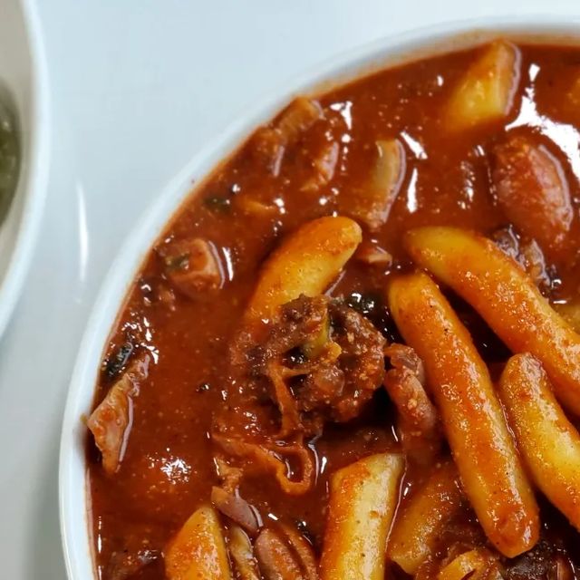 ʏᴜ ᴊᴇᴏɴɢ on Instagram: "#광고 주말은 #분식 메뉴로 간단하게 한 끼 뚝딱👩🏻‍🍳 아이들이 좋아하는 떡볶이와 엄빠가 좋아하는 돼지곱창 + 순대를 한 번에 즐길 수 있는 신개념 떡볶이