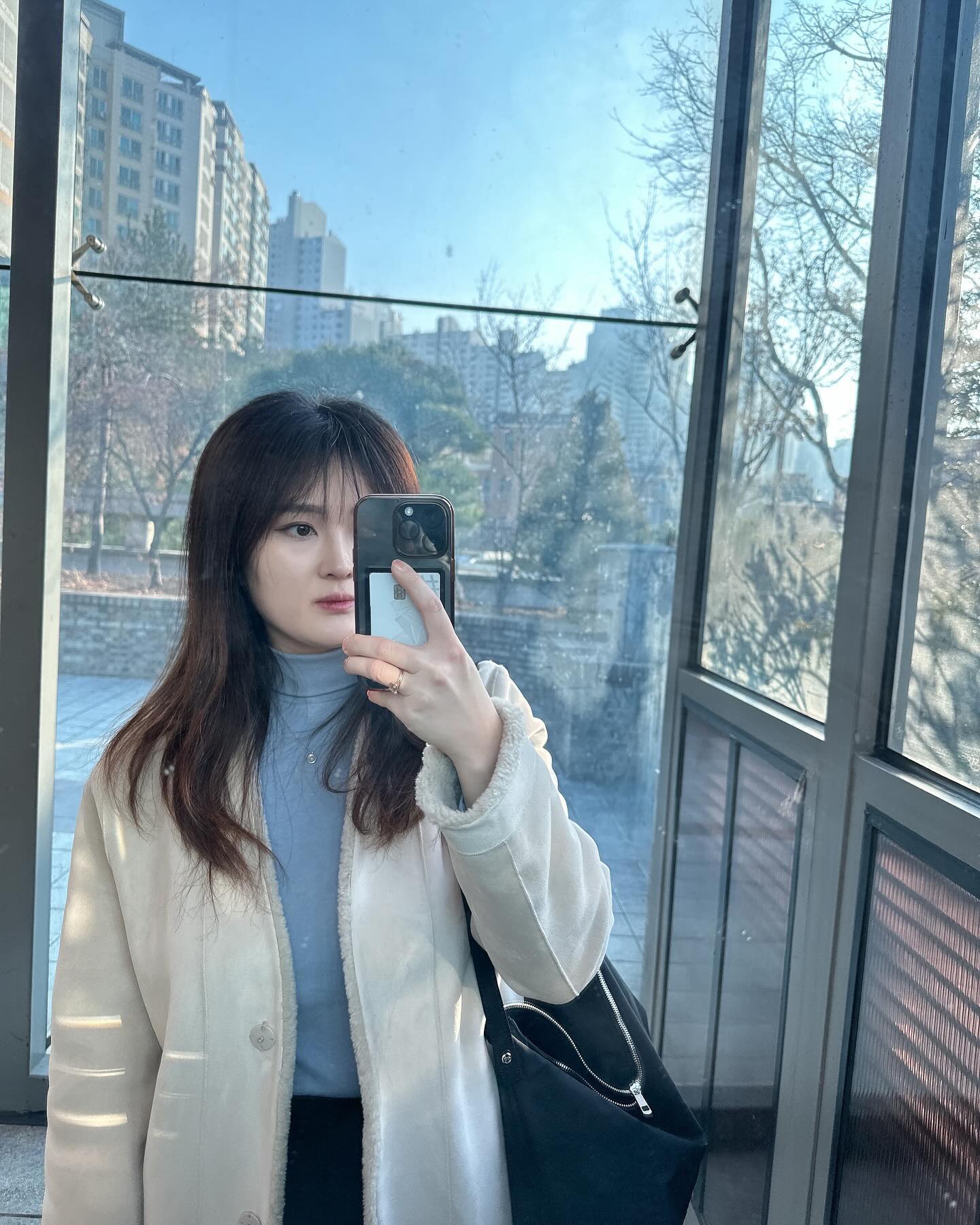 이 무스탕 사놓고 이쪽 면으로 입은건 첨이네용?!
따숩...! 식도염+천식인데 아침에 헐레벌떡 에스컬레이터 오르다가 간만에 이러디 실신하는거 아닌가 생각까지 할 정도로 상태가 안좋았지만 극복 후 8시간 풀근무 완료요^_^

아우터 : #유메르 #뮤즈무스탕 #유메르무스탕
상의 : #슬로우앤드
하의 : #드혀니 #무적웜팬츠슬릿
가방 : 유메르 #파나슈백

#출근룩 #데일리룩 #ootd #출근룩기록 #데일리코디