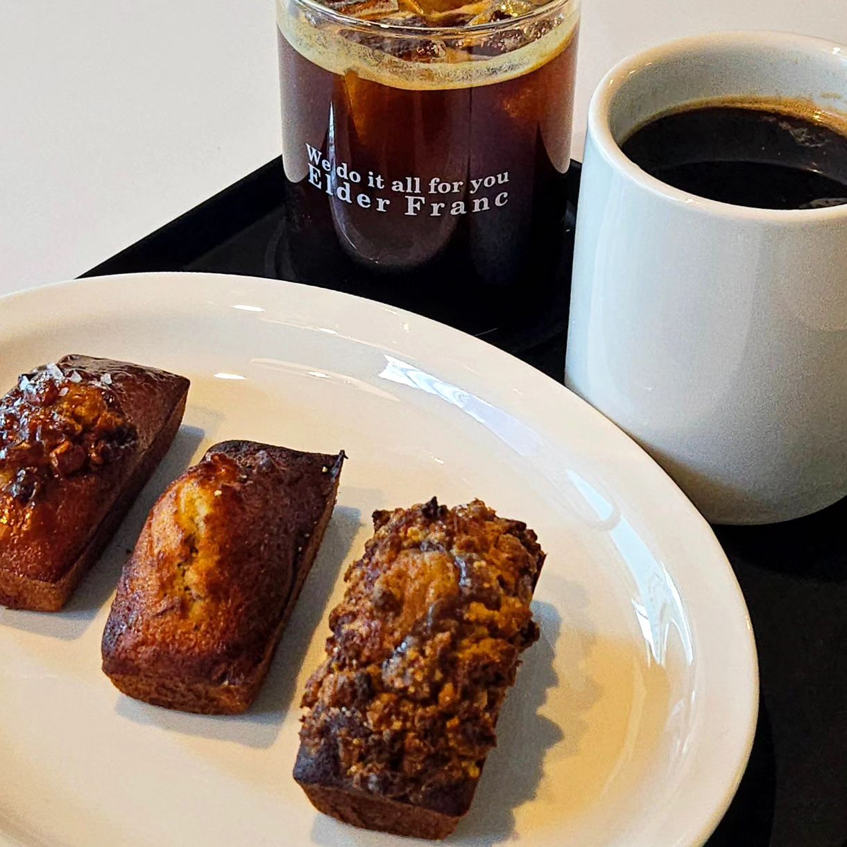 커피랑 쌀휘낭시에 잘하는 감성 카페☕️
연산동 #엘더프랑_부산 

연산역 근처에 위치한 카페 엘더프랑 다녀왔어요!
브런치 맛집으로도 유명하다던데 밥을 먹고 와서
커피랑 휘낭시에 주문했습니닷☺️

쌀로 만든 휘낭시에를 파는데 다양한 맛이 많더라구요‼️
종류는 솔트피칸카라멜, 후추치즈아몬드, 블루베리크럼블 ✨️
정말 특이했던 맛이 후추치즈였는데 후추 맛이 생각보다 강해서
놀랐지만 은근 커피랑 잘 어울리더라구요🫶🏻

카페 분위기도 차분하고 감각적이어서 다음엔 브런치도 먹으러 
와보고싶어요👍🏻👍🏻

📍엘더프랑 부산연산 시청점
부산 연제구 중앙대로1038번길 19 1층, 4층

⏰️영업시간 
화~일 8:00~20:00, 라스트오더 19:30, 월 정기휴무

🅿️ 주차
가게 앞 1~2대 가능

🐶 애견동반 가능
.
.
.
#연산동카페#부산카페#휘낭시에#엘더프랑#커피맛집#카패투어#부산카페투어#부산카페추천