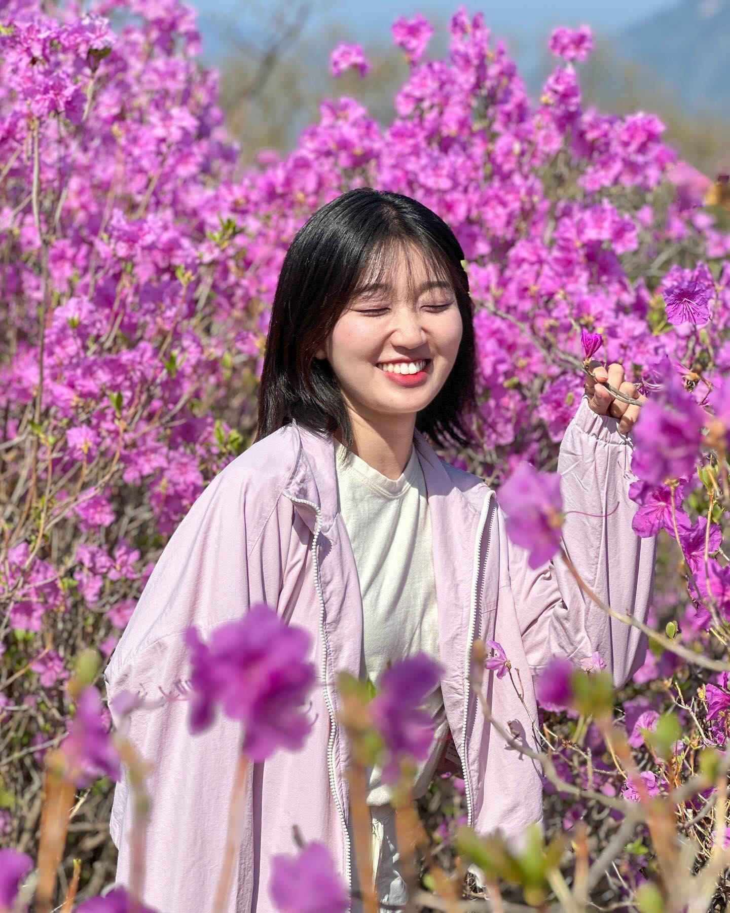 고려산 7.5시간 탄 사람? 저요🙋🏻‍♀️

낚이셨나요…?!😀 사실 일주일 동안 고려산 두번 가서,
2.5시간 한번, 5시간 한번 합쳐서 7.5시간 타고 왔습니다😏

처음 갔을 땐 진달래는 조금 아쉬웠지만 새로운 사람들도 만나고, 반가운 얼굴들도 오랜만에 봐서 행복산행 했는데💖 다음에 갔을 때는 새로운 사람들도 만나고 + 진달래 완전 만개에 벚꽃도 예쁘게 피어서 행복산행 하고 왔습니다😆💕(5시간 동안 뙤약볕에 익은 건 함정…!🥵)

1️⃣ #산봉우리 (sbw_mountain )
🤍 함께한 사람들
holasu_ 
soobibig (드뎌 만난 천사표 언니💕)
euna_diettt 
ssu__day (영혼 참여👼)
yoonddosan (우연히 만난 윤또💕)

🤍최강 2조
euna_diettt 
clementtt97 
jessica.lee.10 
@ 인스타 안 하는 그🌟

2️⃣ 지인끼리
🤍 함께한 사람
jjoo_sam3 
bbotto.san (드뎌 만난 뽀령이💕)
juungwoosung 
0communicasean (구세주😎)
haemoo__sappunsappun 
keshi._.925 (우연히 만난 애깅이💕)

드디어 프사 업로드 해서 기쁜 사람 저요🥰
진달래 지겨우시겠지만 예쁘게 봐주세효🌸💖

-
⛰️ 고려산
🚗 국화 2리 마을회관(인천 강화군 강화읍 고비고개로 186)
📍 국화리마을회관 ~ 청련사 ~ 고려산 정상 ~ 진달래군락지 ~ 원점회귀
🕐 2시간 30분(산봉우리ver.)
🕐 5시간(지인끼리ver.👀)
📆 2024. 4. 7.(산봉우리ver.) 개화율 30%
📆 2024. 4. 13.(지인끼리ver.) 개화율 70%
*마지막 영상은 2024. 4. 13. 촬영 영상입니다!
⚠️ 특성상 흙먼지가 많이 묻으니 흰바지 주의하세요!
🍯 흙먼지 세탁 꿀팁
액상 세제로는 지워지지 않으니 고체 세탁 비누를 사용해 애벌빨래 후 세탁기를 사용하세요😆

-
📸 포토존
📍 고려산 정상석 아래 데크
🍯 인스타에서 자주 보이는 사진은 다 여기서 촬영한 것!
📍 고려산 정상석 지나쳐 쭈-욱 직진하면 나오는 스팟
🍯 울타리가 없어 자연스럽게 촬영 가능!

-
#달달_등산 #달달_고려산 #고려산 #진달래산행 #고려산진달래 #진달래