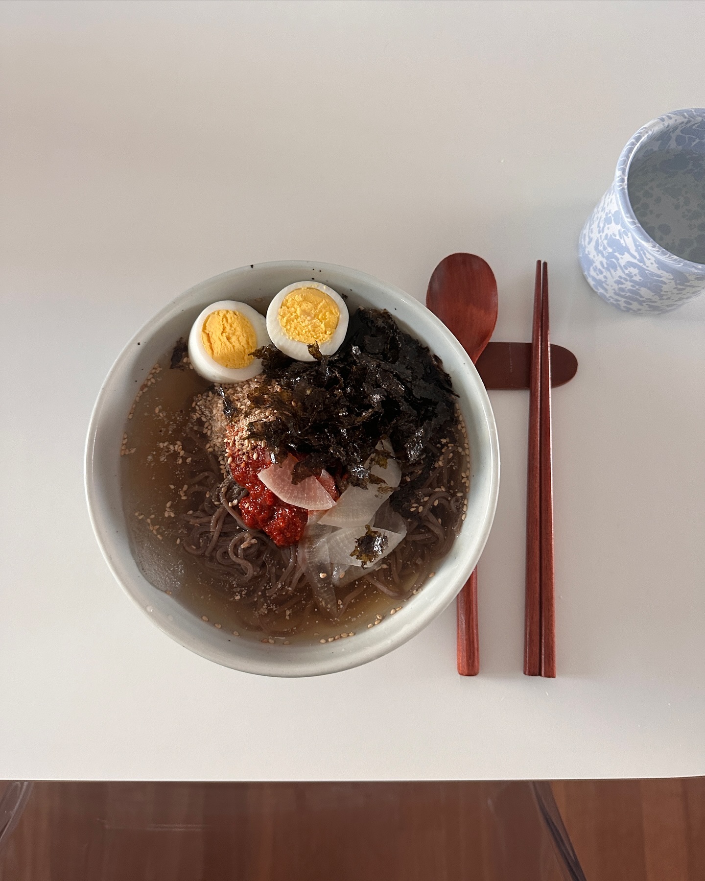 -
추울때 먹는 물막국수의 맛은🤧

마켓컬리 산메촌 메밀물막국수
친구 추천으로 여름에 종종 사먹다가
겨울엔 안땡겨서 남아있던 하나
냉동실에 한 차지중이라 먹고 치워야지~하고
오늘 먹었는데 추워도 맛있네요🤤🫰🏻

역시 음식은 계절을 타지않아,,