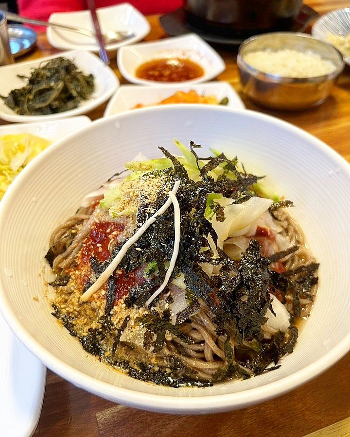 점심시간에 
한우시래기국밥하고 
막국수 먹었는데 존맛탱!

양도 엄청 푸짐한데 가격도 착해~
다음에 저녁에 와서 수육에 소주한잔 해야지!

#암사역맛집 #암사동맛집
#천호동국밥 #천호동맛집
#암사막국수 #천호국밥 #우리동네막국수국밥