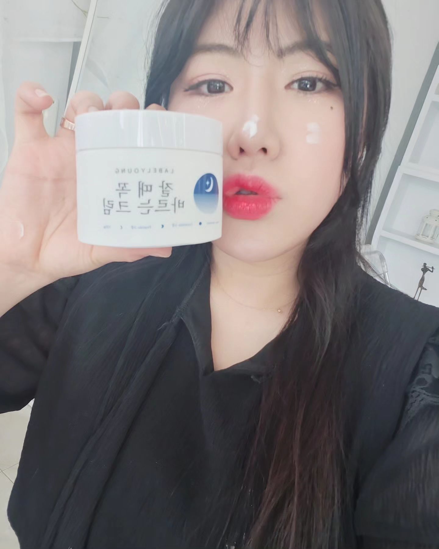 #협찬 #협찬리뷰 #라벨영 
요즘 블로그 쓴다고 인스타를 못해서 협찬도 다 거부했는데 
라벨영 화장품은 못참지♡
라벨영 제품 반은 써봤다해도 과언이아닌!!
오늘의 제품은 ㄷㄱㄷㄱㄷㄱ#잘때꼭바르는크림
요즘 히터때문에 건조할만큼 건조해진 내얼굴에 
촉촉함을 선물해주는 크림 바르자마자 쫀쫀함이 느껴지는 
요물딱지 크림이랍니다🥰🥰

#나이트크림  #고보습크림 #세라마이드크림 #피부재생크림 #영양크림 #보습크림추천 #겨울고보습크림