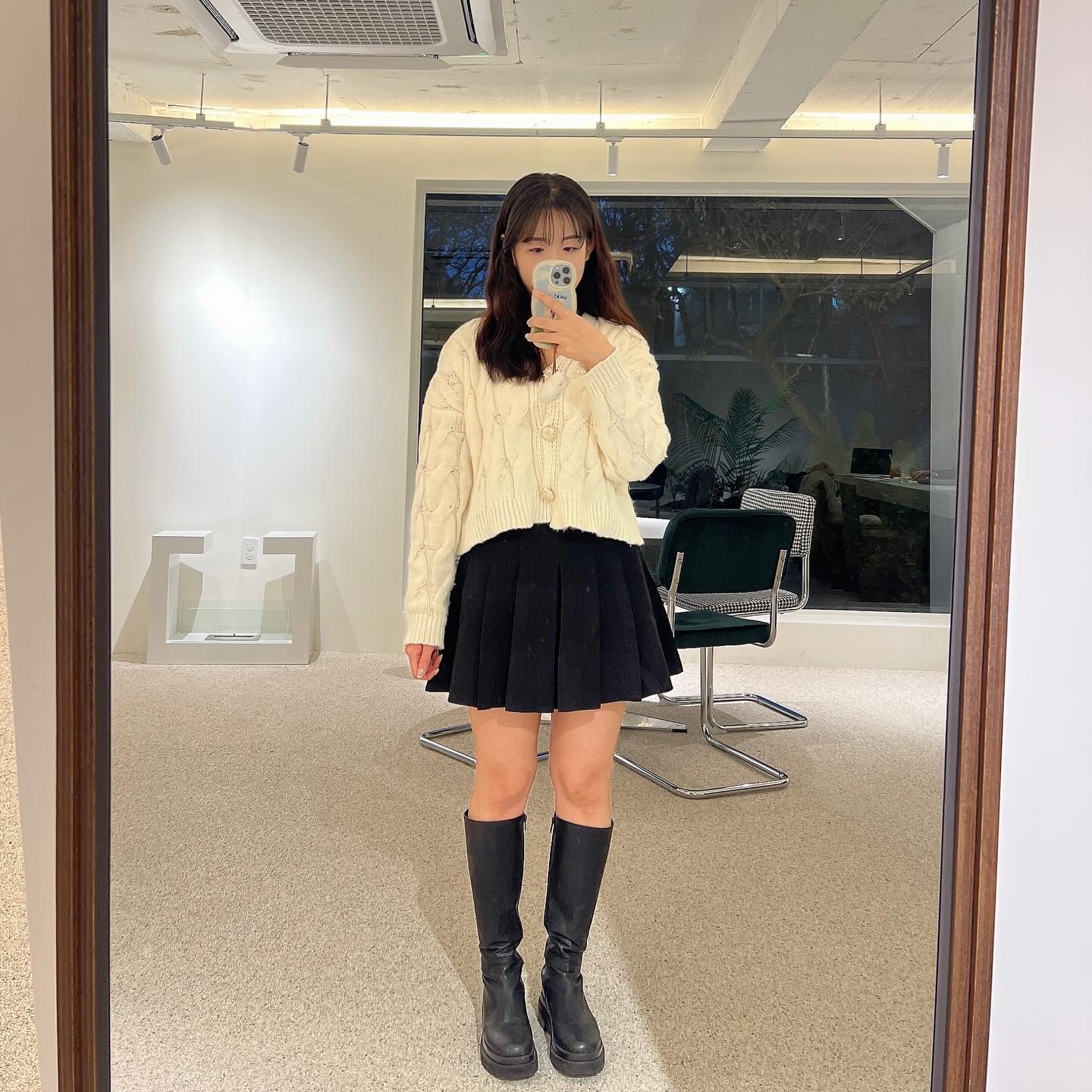 #협찬 #상품제공 

🔸여성 옷 쇼핑물 추천 #단스샵 🔸

갑자기 날씨가 요즘 

이너로 입어도 좋고 아우터로 입기도 좋은 

숏가디건 추천드려요!!

부드럽고 도톰해서 보온성이 좋고

금장 단추가 포인트 되어 고급스러운 가디건!

스커트나 팬츠 어느 하의와 입어도

예쁘게 매칭하실 수 있어용💕

#여자코디 #여자쇼핑몰추천 #여자니트