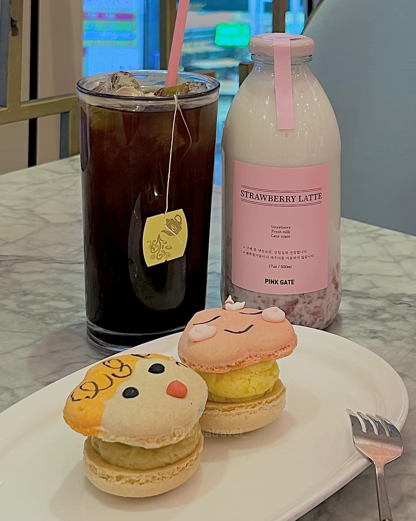 #협찬 귀여운 캐릭터 마카롱이 가득한 곳🍭

📍핑크게이트
▫️부산 중구 광복중앙로 4
▫️매일 10:30 - 21:30
▫️아메리카노 4,500원 마카롱 3,200 ~

보기에도 너무 귀엽고 예쁜데 꼬끄도 쫀득하고 필링도 한가득이라 너무 맛있었던 어피치와 짱아➿

얼그레이카노도 색다른 맛이라 좋았지만 생딸기라떼가 정말 딸기가 한바가지 들어있어서 한병 다 마시니 배부를 정도였다❕
메뉴가 진짜 다양해서 고르기 넘 어려웠는데 다음엔 남포동커피에 황치즈마카롱 먹어보고 싶음🥺

#핑크게이트 #남포동카페 #남포동마카롱 #부산생일카페 #리뷰노트 
 
👋🏻 더 많은 여행정보가 궁금하다면? binatravel_