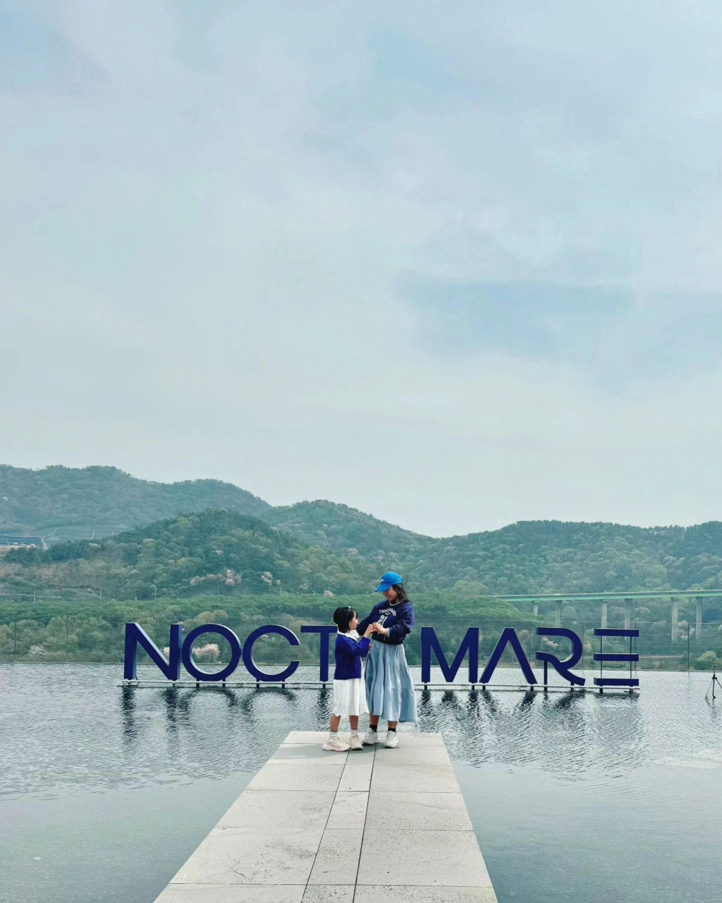 #녹테마레_2 루프탑 카페 #BAO3 

가슴 뻥 뚫리는 마운틴뷰가 가만 앉아만 있아도 힐링🌿

어디에서 찍어도 베스트 포토존이되는 예쁜 공간이였어요!
프라이빗한 테이블 구역도 있어서 
조용히 힐링하기도 좋았고
워낙 넓어서 아이들이 놀기도 좋았어요!

맛있는 베이커리와 음료로 요기하고
B1~1F 의 미디어 아트 전시를 관람하면 완벽👍🏻

미디어아트와 우주의 아름다움이 가득담긴 특별한 전시체험관에는 키즈카페도 준비되어 있어요😃
녹테마레의 매력은 아직 끝나지않았다!!

#녹테마레_3에서 공개할께요!

#신나자매나들이 #나나시스터즈 #야수여행 #여수가볼만한곳 #아이와여수 #여수핫플 #여수필수코스 #루프탑카페 #마운틴뷰카페 #녹테마레카페 #여수여행추천 #여수카페 #여수미디어아트 #주말에어디가지 #여기어때 #육아소통 #여행육아 #외출육아 #자매맘 #자매룩