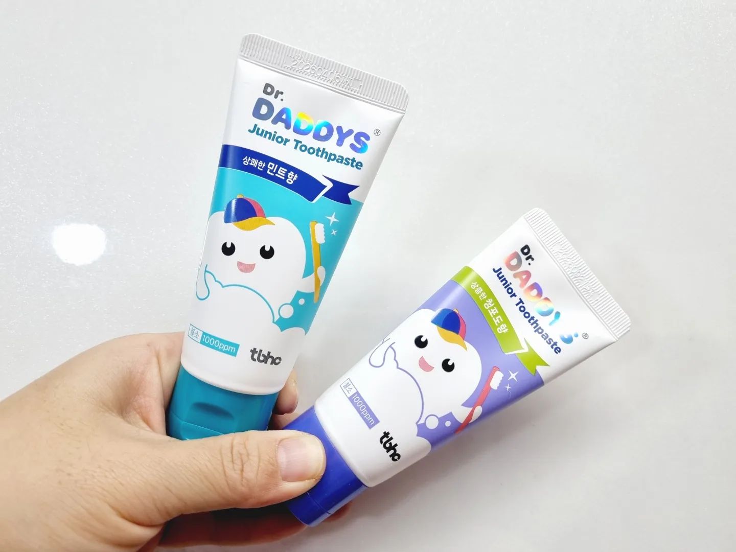 광고 < 닥터데디스 튼튼치약 >
.

어린이집준비물로 빠지지 않는 칫솔&치약!
성분 좋고 안심하고 쓸 수 있는걸로 폭풍검색해서 알아낸
닥터데디스 어린이불소치약!
.

치과의사 아빠들이 아이들을 위해서 만든 치약이라서 그런지 성분도 너무 좋고 청포도향과 민트향 2가지로 골라 사용할 수 있어요!
.
전성분 EWG 안전등급으로
안심하고 사용할 수 있어서 마음에 들었어요
.

위생적인 항균캡으로 되어있어서
세균이나 곰팡이로부터 안전하기 때문에
단체 생활을 하는 어린이집준비물로 👍 
.

식품의약품안전처 의약외품 ✔️ 
FDA 제품 등록 ✔️ 
에코서트 인증 ✔️ 
USDA 인증 ✔️ 
HALAL ✔️ 
안전성 시험도 진행 ✔️ 
.

믿고 안심하고 사용할 수 있는 닥터데디스 어린이불소치약 
어린이집준비물로 적극 추천합니다 👍 😉 
​
.

 
 

#베이비템 #닥터데디스 #타르색소없는 #안심치약 #어린이치약 #유아치약 #아기치약 #자연유래치약 #안전한치약 #어린이불소치약 #아기불소치약 #어린이집준비물
​