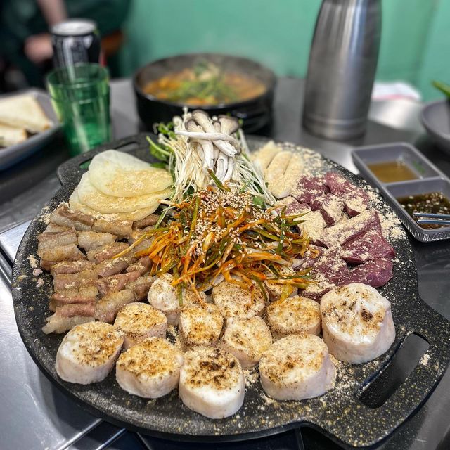 혜니 on Instagram: "#협찬 #나리곱창 노량진 신상 맛집 나리곱창🙌🏻 흔히 부추랑 곱창은 자주 먹는데 미나리랑 같이 먹어도 넘넘 맛있더라구요!!! 나리모듬구이를 시키면 한우 소고기 찌개도