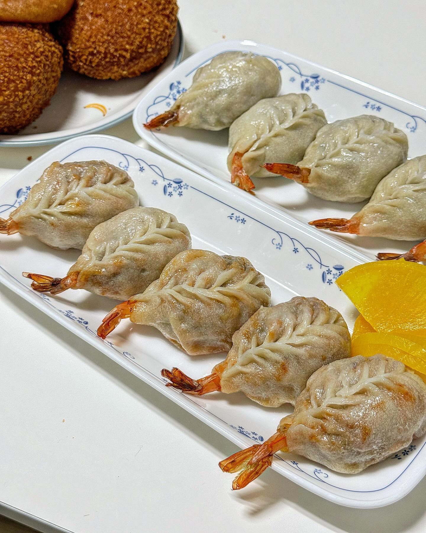 🥟응암동 동산만두

🍤새우고기만두 & 새우김치만두
탱글탱글 새우가 꽉꽉 차있어서
식감이 너무 좋았던 새우만두!
새우김치만두는 동산만두에서만 맛볼 수 있어요!

🥨꽈베기랑 고로케 찐빵 추억의 빵들이 많아서
그냥 지나칠 수 없는곳! 동산만두
고로케는 엄청 식어도 빠삭빠삭
너무 맛있었어요🫶

❣️응암 이마트앞 동산만두
새우만두 꼭 맛보새우!!
.
.
.
.
#응암역맛집 #동산만두
#응암동산만두 #응암동
#응암오거리 #만두맛집 
#만찐두빵그램 #만두스타그램 
#만두전골맛집 #만두전골 #새우만두 
#새우김치만두 #만두 #응암 #불광천 
#불광천카페 #food #먹방스타그램 
#녜지맛집 #녜지은평
#먹스타맞팔 #좋아요반사