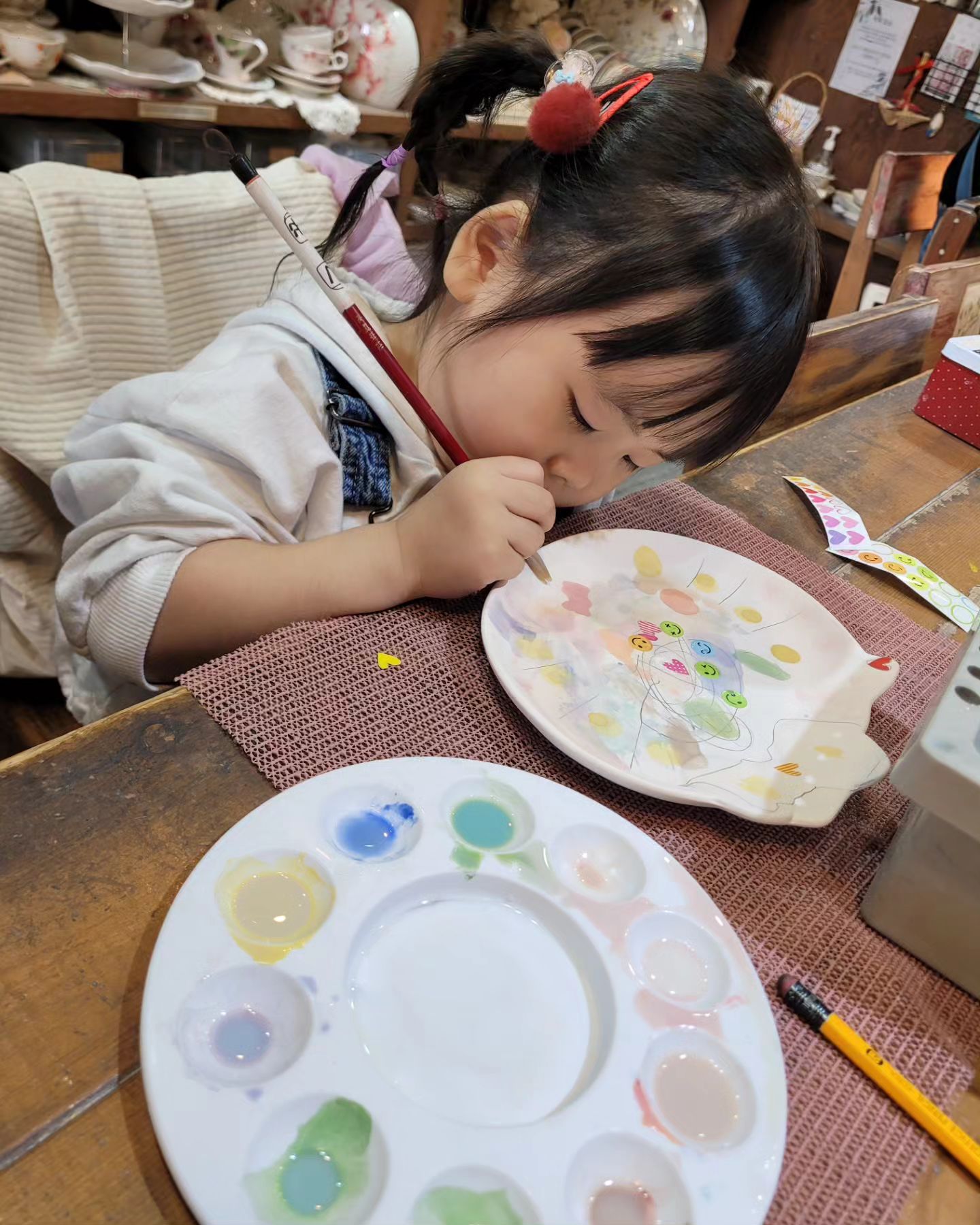우리가족 모두 행복했던 날.

신비아파트 뮤지컬을 거의 두달을 기다리고 본 병규와
병규가 좋아하는 모습을 보고 더 좋았다던 남편.

하나는 뮤지컬 대신,, 하나가 좋아하는 그리기!
하나만의 접시 만들기!

내가 젤루 좋아하는 세사람이 모두 행복했다고하니
나도 덩달아 행복💕

마무리는 사연있는 장난감 쇼핑🤭

#신비아파트뮤지컬 #접시만들기 #행복한하루