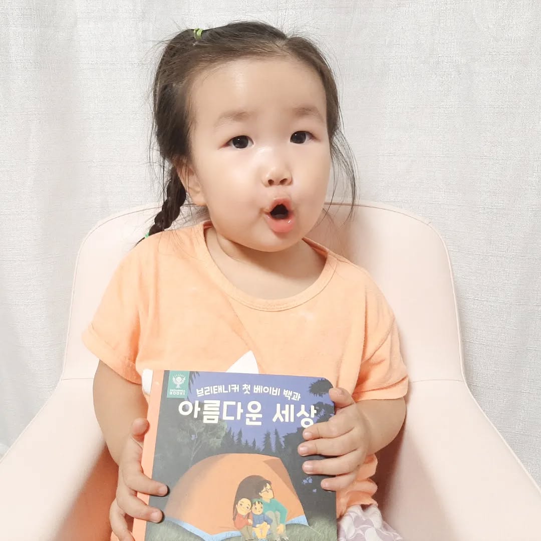 #도서제공
#브리태니커첫베이비백과

세상에 태어난 아기들은 모든것이 신기하고 궁금해요.

호기심이 폭발하는 돌전아기와 산책 힌번 나가면 모든 사물을 탐색하느라 정신없죠~

직접 보고 만질 수 있는 것들부터 알아가기 시작하지만 일상에서 접할 수 있는건 한정적이라 책을 통해 간접경험을 하는것 너무 중요해요.

⭐브리태니커 첫 베이비백과⭐

🔹️250년의 전통을 가진 백과사전 전문 브랜드에서 만든 첫 베이비백과

🔹️아동발달 심리학 박사 아만다 굼머의 컨설팅으로 설계되어 아이들의 발달단계에 필요한 내용과
눈높이에 맞춘 설명

🔹️아이들이 제일 궁금해하는 요소로 구성된 8권

🔹️정보전달외 따뜻한 정서를 녹여내 백과사전임에도 정서적 만족감이 충만해요

🔹️따뜻한 삽화속엔 다문화와 장애/비장애인의 모습, 다양한 인종을
자연스럽게 담아냈어요.

🔹️튼튼한 보드북이라 돌전 아기도 볼 수 있어요.

🔸️책을 통해 배우고 따뜻함을 느끼며 정서적인 만족감까지 충족시킬 수 있는 책.
넓은 세상의 다양성을 알려주고 싶다면 브리태니커 첫 베이비백과로 시작하기🔸️

gitan_official_
#기탄출판 #브리태니커 #첫베이비백과 #베이비백과 #아기보드북 #보드북추천 #돌아기보드북 #돌전아기보드북 #브리태니커보드북3