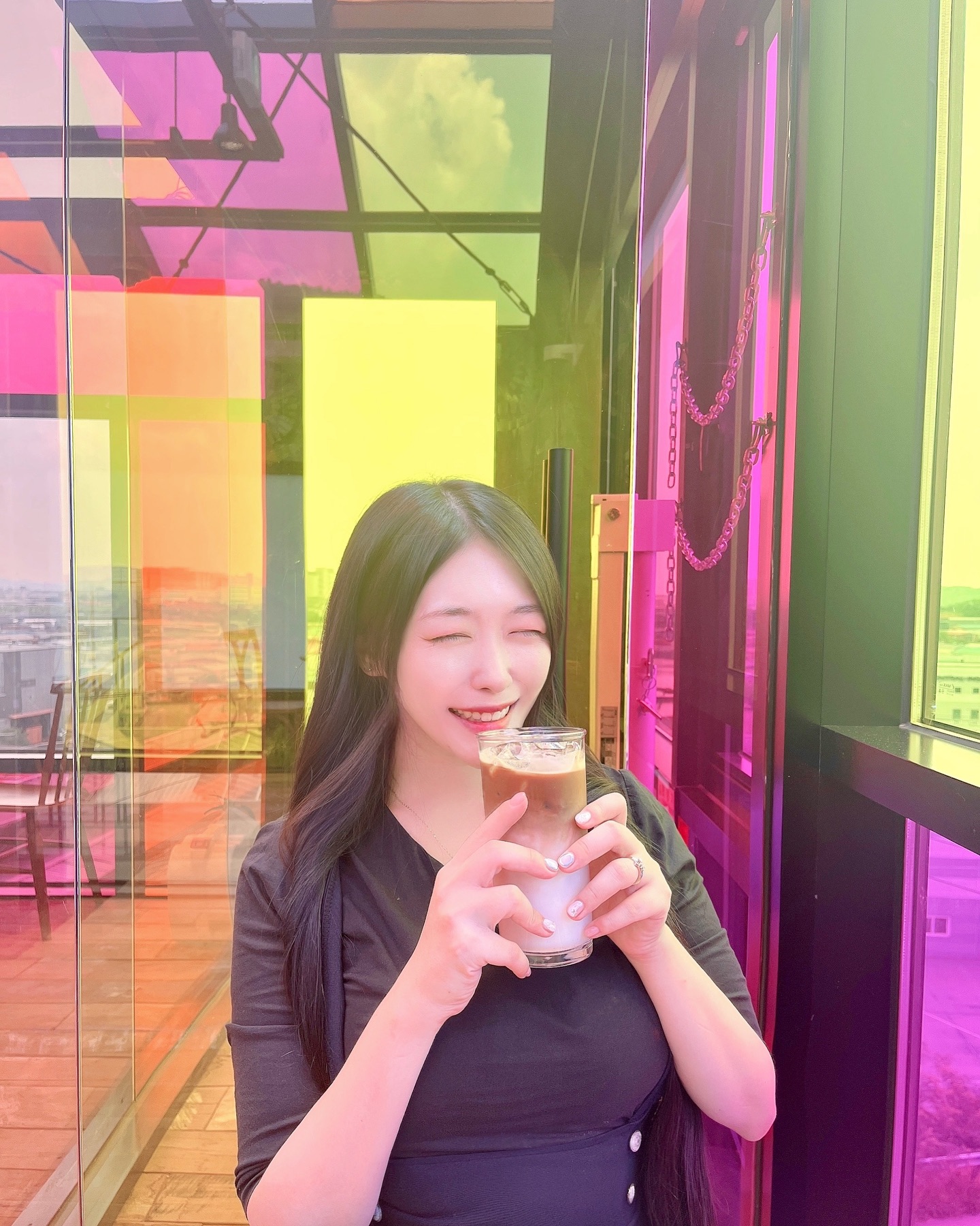 #리틀파울로 #협찬 

알록달록 예쁜 대형카페를 오니 동화속 궁전에 온듯💗
베이커리도 다양하고 밋있는 디저트로 잔뜩 있는곳!!

뭘먹을까 고민하다가 친절한 직원분께서
하나하나 다설명해주시더라구요ㅎㅎ

커피도 물어보고 달달한 스페니쉬라떼와
시그니처커피 주문✨

반려동물도 함께할 수 있는 예쁜카페!
친절함과 맛에 감동받고 갑니당🥰❤️

•경기 김포시 양촌읍 유현삭시로120번길 88
•0507-1392-0564
•매일 10:00-20:00

#신상카페 #서울근교카페 #김포대형카페 #디저트카페 #김포카페 #김포예쁜카페 #김포디저트 #시그니처커피 #베이커리카페 #카페 #디저트 #커피 #일상 #셀피 #크리에이터 #패션디자이너 #모델 #블로거 #오오티디 #좋반 #팔로우 #팔로워 #팔로잉 #반사 #맞팔 #좋아요 #소통 #flowers