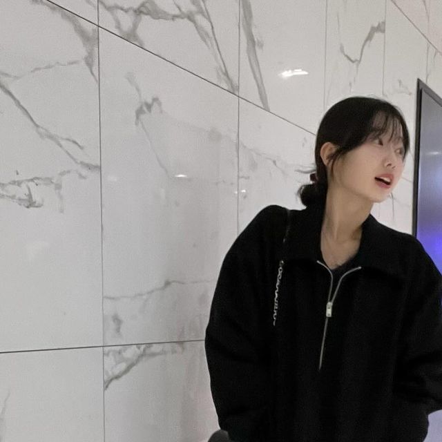  다해 on Instagram: "#협찬 | 오버핏 실루엣의 비건스웨이드 자켓이라 이쁘면서 가벼운데 따뜻해서 최고였습니당! 또 POLY 100%이라서 부드러워요! 사이드 포켓이 히든 디자인이 너무 귀엽고 깔끔해서 분위기있어보여요! 심지어 밑단 스트링으로 조절 가능해서 비율 좋은 핏을 만들수 있어요!"