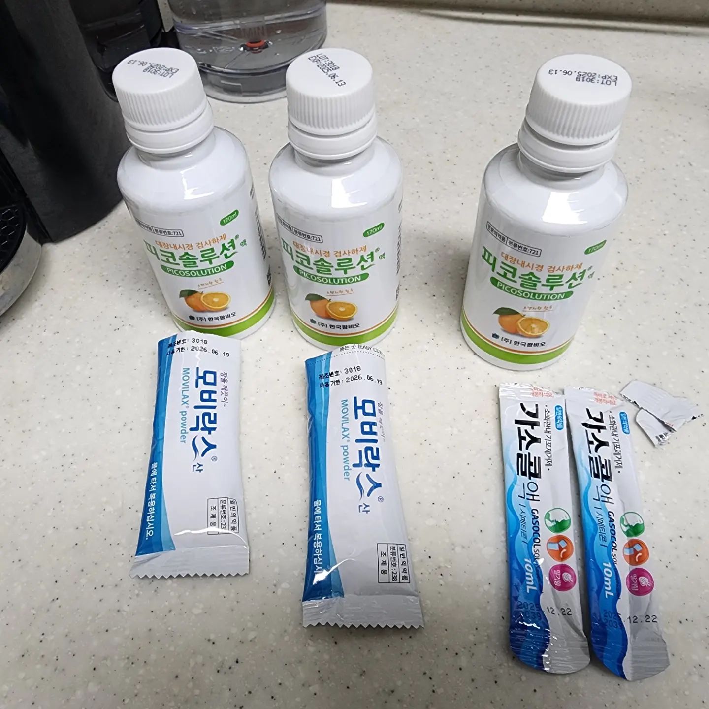 건강검진

너무 걱정했던 대장내시경 약은 괜찮았다
그리고 맘모그래피 라는 유방xray도 하나도 안아팠다 대신 초음파에서 혹이 보여서 정밀초음파도 했는데 걱정할 상황은 아니지만 1년마다 꼭 초음파를 하라셨다

대망의 위&대장 내시경
예전에 위 내시경 할 땐 묶었던것 같았는데 여긴 묶지(?)않더라

대장내시경 도중 눈이 번쩍!  떠져서 지금 대장내시경 중이구나.. 했다가 응? 내가 깬건가?! 말을 해야하는데?! 하는 찰나에 '환자분 눈 뜨셨어요, 약 더 넣어드릴게요'하고 다시 재워주심 ㅋㅋㅋ

그런데 나중에 들어보니
위내시경 도중 너무 움직였....어서 잡아주라는 호출이 ....ㅋㅋㅋㅋ
힘이 왜이렇게 세냐며 ...ㅋㅋㅋㅋㅋ

다 끝나고 정신차리고 결과듣는데 좀 충격적이었다 용종도 몇 개 떼어내고, 조직검사도 보냈고 ...

#건강한돼지 인줄 알았는데 #그냥돼지 였나보다 흑흑

.
.
.
#미리미리 #내건강내가지키기 #아들넷맘 #건강검진 #내돈내산 #나무여성의원 #위례나무여성의원