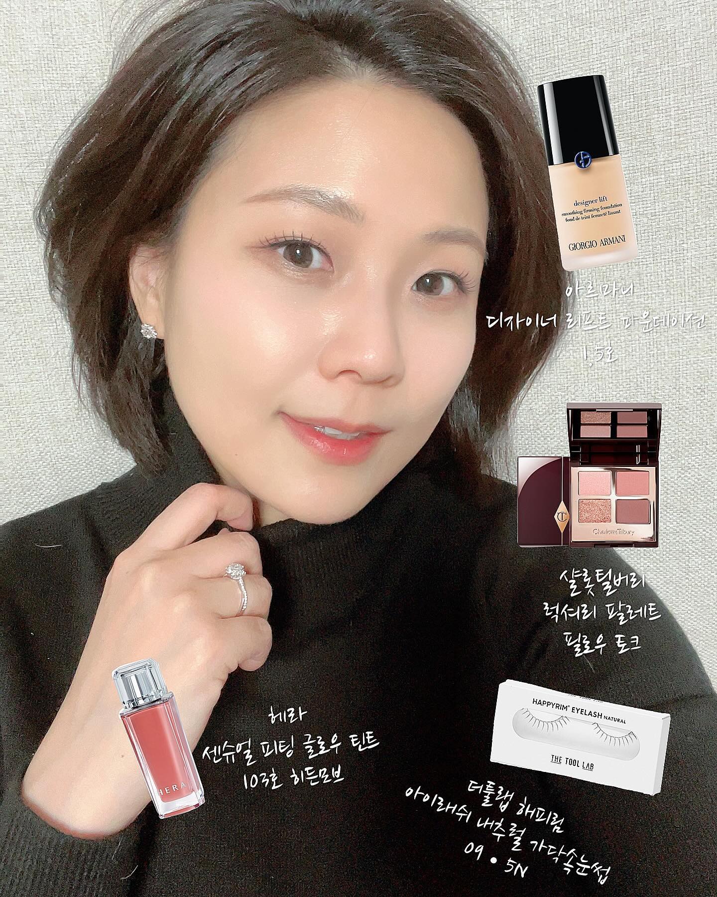 #재연쌤메이크업 

핑크 러버인 재연쌤은 샬롯틸버리 특유의 우아한 발색을 좋아해서 평상시에 ‘필로우토크’ 팔레트는 가방에 꼭 챙겨다니는 데요! 

웜톤 쿨톤 가리지 않고 예쁘게 연출 가능해서 정말 애정하는 제품 중에 하나예요! 

특히 팔레트 오른쪽 하단의 smoke ombrer 는 음영컬러로 쓰시면 정말 묘하게 그윽하고 우아한 느낌을 주는 컬러라는 점!

(이날은 장시간 밖에 있다가 집에들어와 소파에 반쯤 누워 새벽시간에 찍은 사진이라 섀도우 컬러가 많이 날라가고 언더가 번져보여서 아쉽네요 🤣 그래도 이정도면 유지력 굳👍🏻)

메이크업한지 12시간 이상 지난 상태라 피부톤이나 밀착력 그리고 광택감을 보시면 파운데이션도 얼마나 유지력이 좋은지도 확인하실 수 있어요~

그리고 꾸안꾸의 끝은 9mm 제품으로 사용해서 자연스러우면서도 사진에는 눈매가 또렸하게 찍힐 수 있게 속눈썹을 연출해주시면 되는데요. 

그냥 붙여도 되지만 통 속눈썹을 살짝 커팅해서 붙여주면 훨씬  위화감없는 눈매 연출이 가능해요!

마지막으로 립은 차분하면서 적당한 광택감을 가진 히든모브로 생기있게 연출해주시면 어디하나 과하지 않고 부드러우면서도 차분한 이미지 뿜뿜!

요 조합, 요즘 재연쌤이 제일 좋아하는 조합이라 공유해요🤭

#재연쌤 #메이크업아티스트이재연 #메이크업강사이재연 #메이크업 #데일리메이크업 #제품추천 #메이크업꿀팁