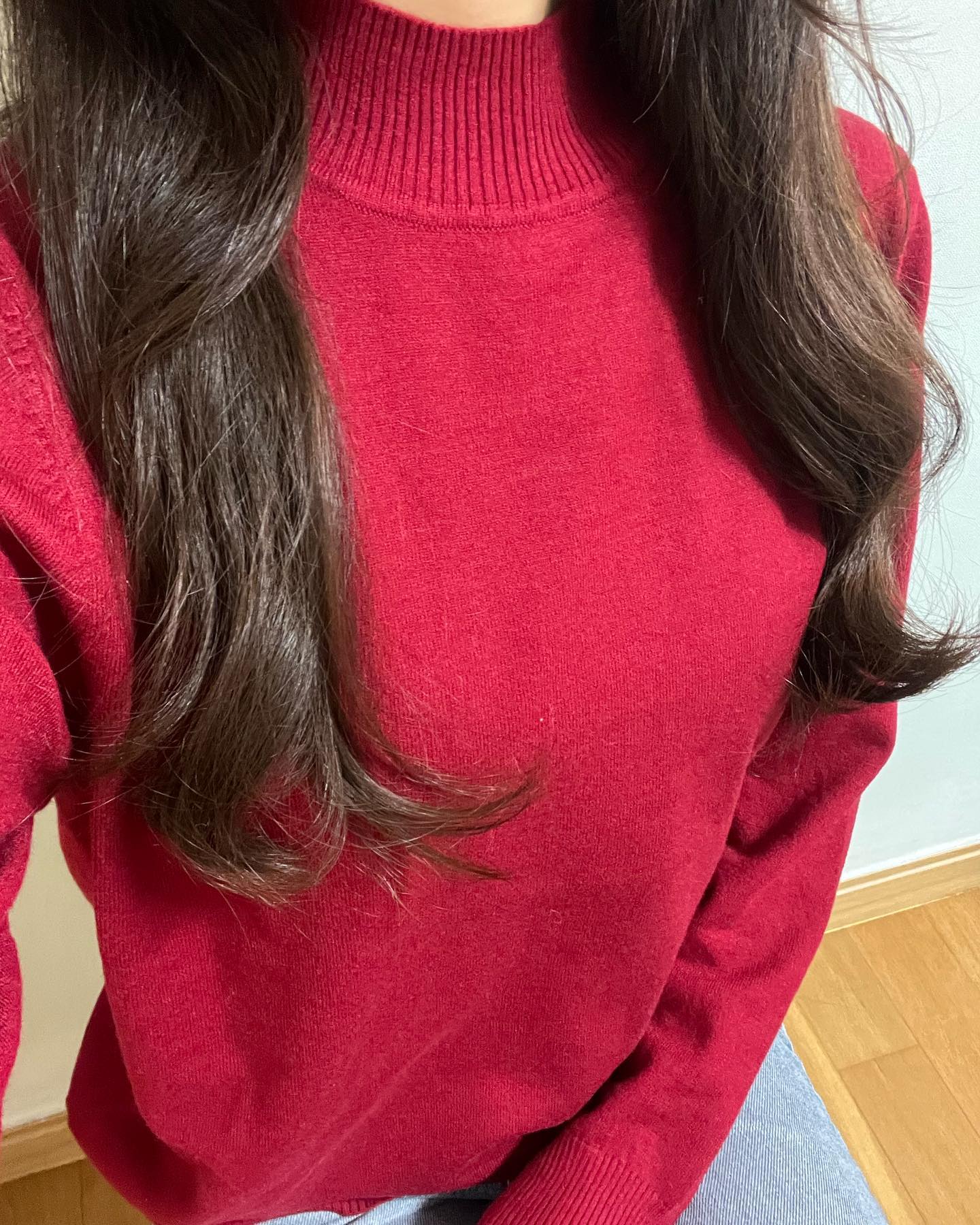 #협찬
🎄
✔️ 빨간니트 포인트🧶
✔️ 부들부들 부드러운 촉감😆
✔️ 다양한 색감👍🏻
⠀
➰ 상의 : 젬마월드
➰ 하의 : 동대문 청바지
➰ 신발 : 디스커버리 
➰ 가방 : 세이모온도
➰ 165cm . 48kg
⠀
❄️사이즈/핏
 > 제가 상체가 마른 편이라 스판있는 옷이 아니면 거의 모든  상의가 널널한 편이에요. 이번 니트도 적당히 낙낙하고 짧지도 길지도 않아서 데일리로 입기에도 괜찮을 것 같다고 생각했어요😁

❄️스타일링
 > 저는 청바지와 함께 코디해주었어요! 중청의 가장 기본적인 청바지 색감이라 빨간색 니트와 기본스타일로 매칭이 되더라구요☺️ 
 아이보리색 치마나 바지에 입어도 화사하고 포인트 되어서 예쁠 것 같아요🙌🏻 

❄️색감
 > 크리스마스 시즌이라 빨간색을 선택해보았어요.😊 쨍한 채도높은 빨간색이 아니라, 살짝 블랙 한방울 감미된 차분한 톤의 빨간색의 니트 색감이에요! 그래서 빨간색을 입었는데도 부담스럽지 않더라구요~ 데일리 기본 색상이 있어서 포인트 색상도 있으니 좋은 것 같아요! 니트 하나만 입어도 코디가 완성되니까요~😆

❄️계절감
 > 저는 추위를 많이 타는 편이에요. 그래서 안에 이너로 얇은 히트택느낌의 속옷을 입어준 후에 니트를 착용했어요! 그리고 위에 패딩을 입어주니 바람불지 않는 요즘 날씨에 딱 알맞더라구요! 아! 목도리도 추가할게요! ㅎㅎㅎ

❄️소재감
 > 촉감 이렇게 좋을수가.. 비닐에서 딱 꺼냈는데 가벼우면서 부드러운 촉감이라 맨살에 입어도 전혀 까끌거림없이 매끄럽게 몸에 맞더라구요! 까끌한거 1도 못버티는 저에게는 정말 딱이었어요.😁 스판기도 있어서 입을때 얼굴이나 머리 망가짐없이 입을 수 있어서 좋았어요😝 

❄️배송/포장 
 > 우체국 택배로 안전하게 포장되어서 빨리 도착했어요~! 
⠀
⠀
#에이블리뷰어 #젬마월드 #에이블 #상품제공 #여자데일리룩코디 #20대여자코디 #데일리룩 #오오티디 #오늘의패션 #오늘의코디 #패션스타그램
