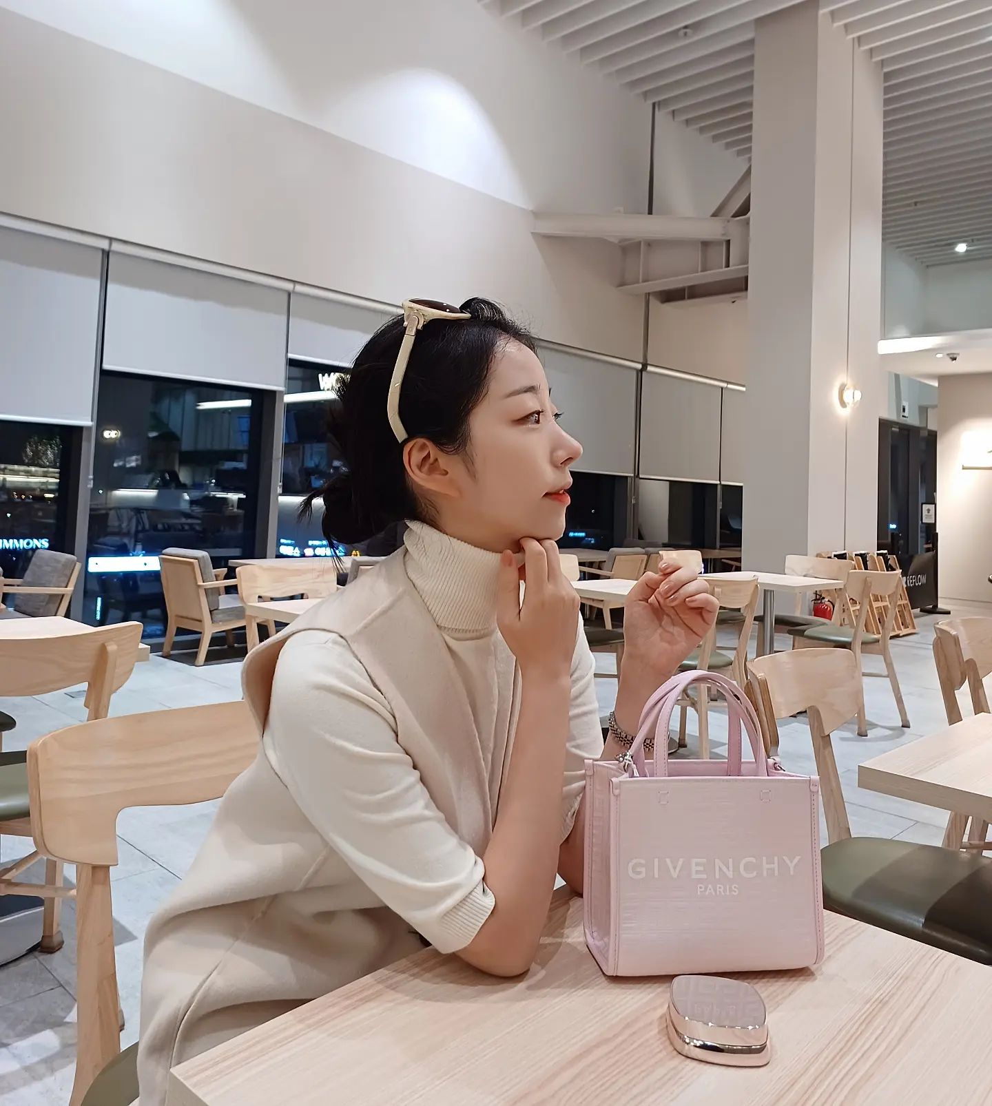 곧 봄이니 이런 캔디컬러 간편한 크로스겸 토트백 
필요하다고 생각하는 분🙋‍♀️
가방이 간단해서 너무 편하게 들게되더라구요
이태리에서 직수입 한 1000000%정품 지방시
90만원대로 국내바로발송 드리고 있어요
(네이버에 같은상품 130부터 가격형성되어 있네요)
로렌유에서 완전 착한가격! 

관부가서 배송비 모두 무료이고
로렌유 슈즈사은품증정까지 아직 진행중이니 
구매원하시는분 디엠주시면 카드결제창 보내드려요🩷

#이태리직수입#지방시#GIVENCHY
