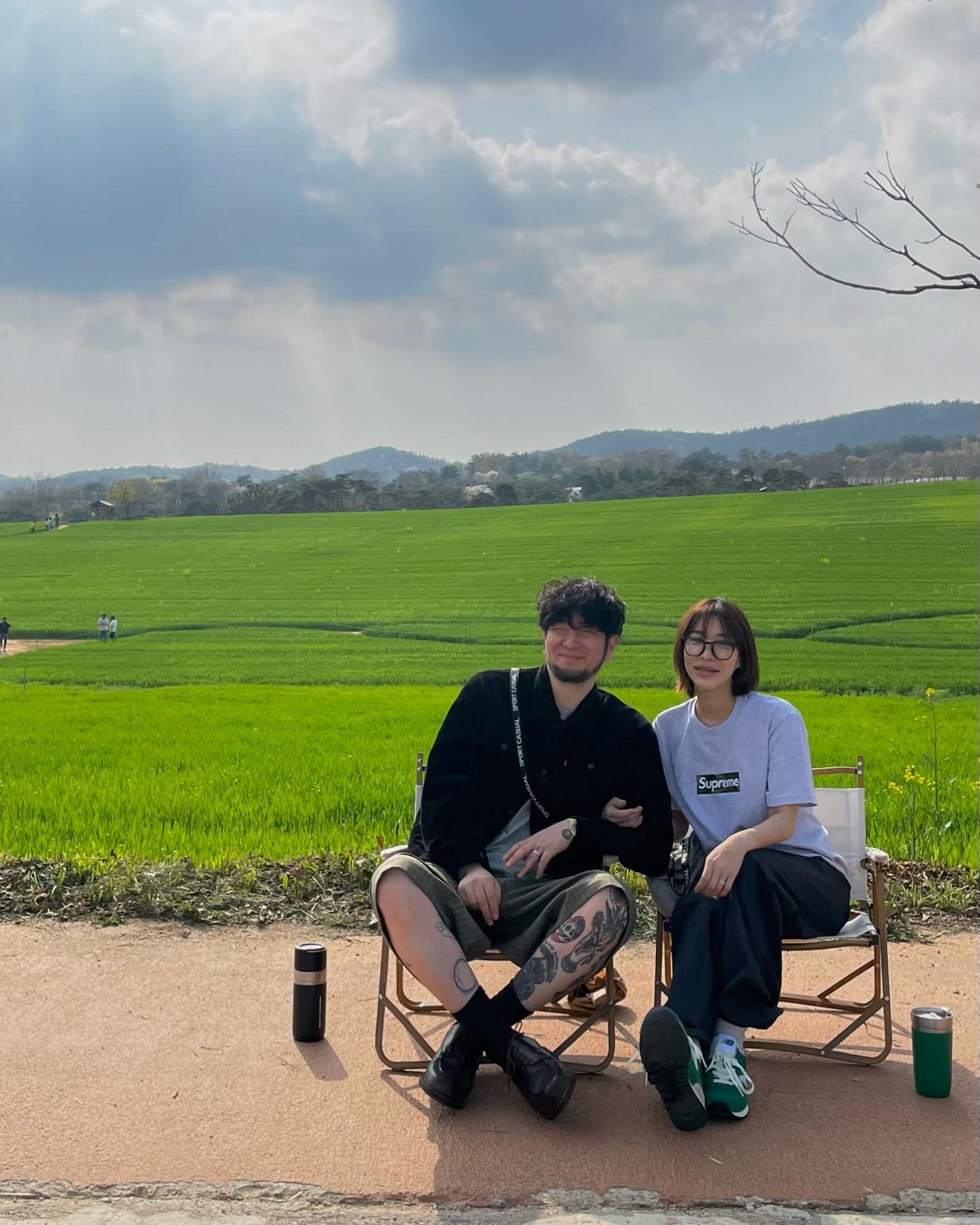 작년 결혼 준비할 때는 너무 바빠서 못 오고
n년째 이쯤에 항상 오는 청보리밭🌿
(컵 거치대 언제사나….)