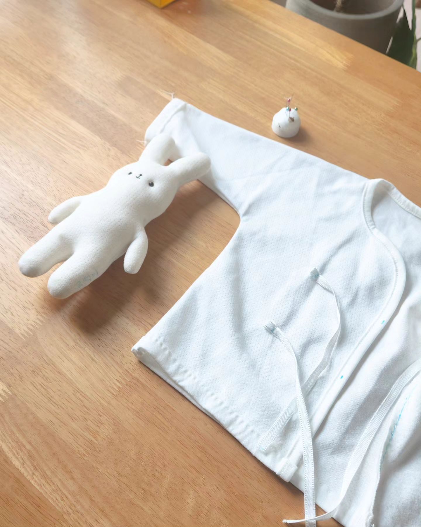 콩떡이 애착인형 콩순이 눈코입 달려왔어요~
그냥 보면 근육맨이라 얼른 리본도 달아줘야겠어요!

인형 다음은 배넷저고리 만들기 ㅎㅎ
바느질 하다보면 시간이 금새 가더라구용! 

인스타 일주일에 1번 올리기도 안되고 있는 요즈음..
다시 삘 받는 날이 오겠죠!!