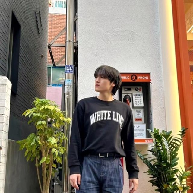 장원태 on Instagram: "#광고 아이러니포르노에서 IRT 126 유니섹스 올드스쿨 화이트라인 로고 아치 레터링 세미오버핏 맨투맨을 제공해주셨어요👋 POLY 27%, COTTON 73%의 소재이며 입자마자 어깨선