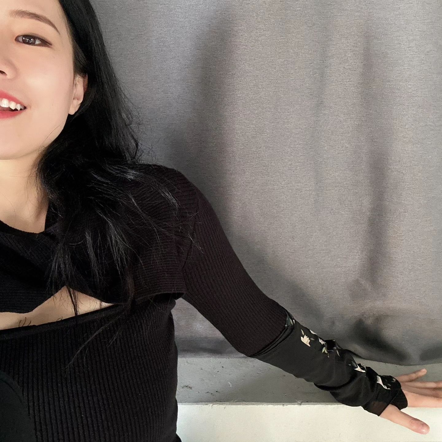 #협찬
조선 궁중 최고 수준의 유물인 자수 연지봉황문 방석을 패턴으로 재구성한 물마루의 토시🌟
의상이랑 매치하려고 했는데 입다보니 니트랑도 찰떡🖤 
바로 이 토시!
지금 텀블벅에서 펀딩 중입니다!!
텀블벅에서 '물마루' 검색
3/24까지 펀딩중이니 많은 관심부탁드립니다🔥
#펀딩 #물마루 #텀블벅 #토시