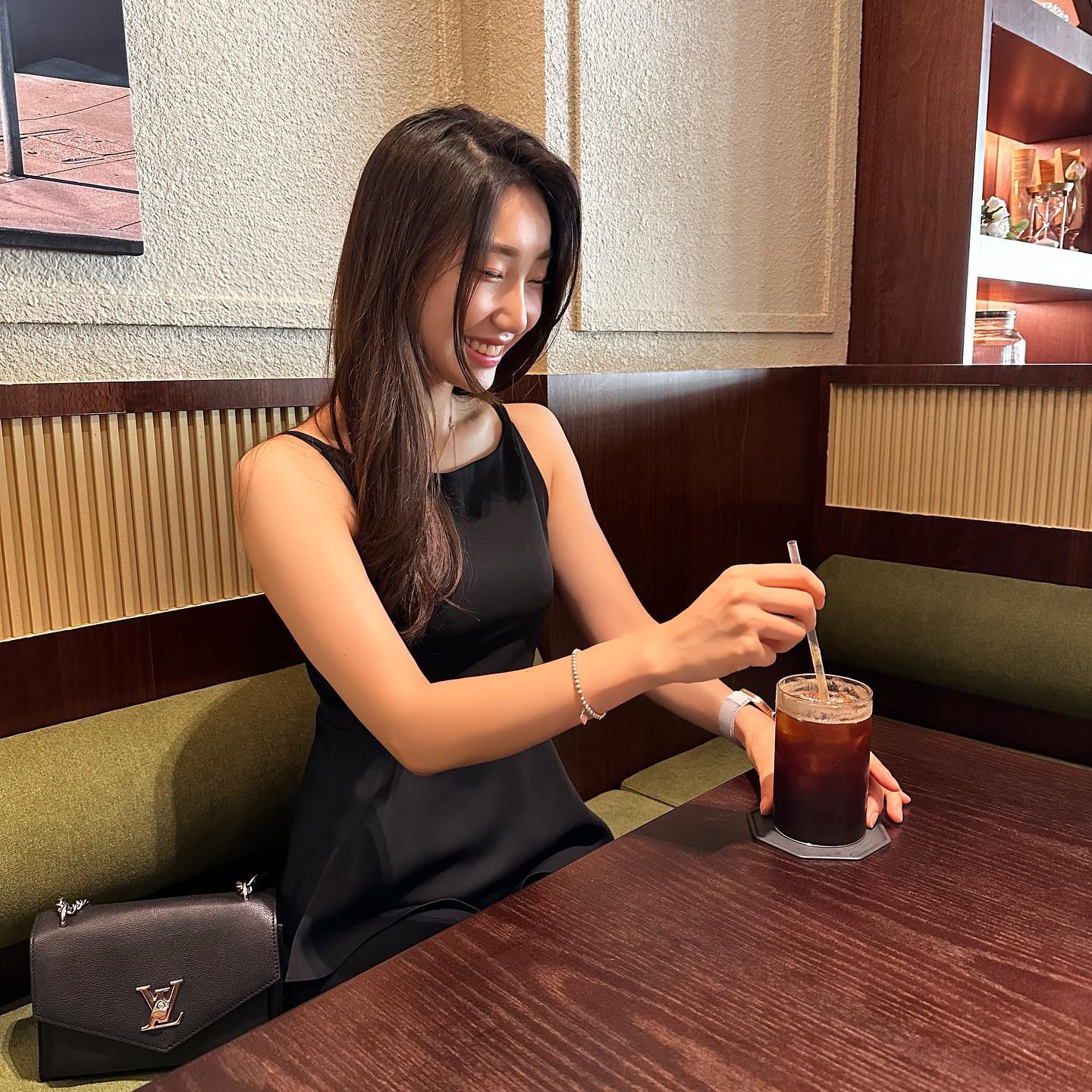오랜만에 엄마생신으로 가족끼리 브런치🫶🏻

동생이 운영하는 쇼핑몰에서 내 pick 으로 뽑은 
첫번째 블라우스🤍🤍

고급지고 시크하니 넘 예쁘쟈나🖤🖤

이 블라우스 하나면 여리함은 덤이지유🤍🤍
밖에서는 부끄러우니깐 가디건 걸쳐주기🤣

아, 반전은 스토리에 올리겠어,, 
진짜 하루종일 웃음 폭탄이당🫶🏻❤️

#브런치#양재브런치#양재가족모임#오늘의코디 #오늘의패션#제품제공#협찬#내동생#동생#옷추천#블라우스#펄미인#많관부#동생쇼핑몰#permein #꾸안꾸