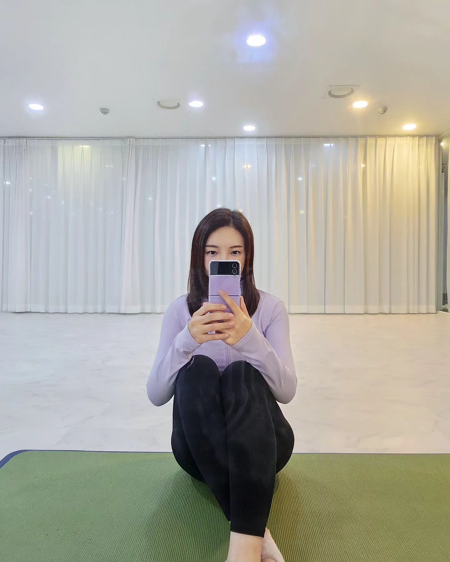엘하🩷

너무 오랫만에 찍는건 아닐까 싶을만큼
무척이나 어색한 사진 두장📸

사실 요근래 두달동안
계속 아팠어요(아직도 ing🤧)

단순한 감기인 줄 알았는데
이번에 유행하는 #호흡기질환 이래요
어쩐지 너무 안낫더라니..

수액에 주사에 약💊도 계속 먹었고
배도라지나 프로폴리스처럼
민간요법도 전혀 듣지 않더라구요

새벽에 기침하느라 깨서 잠도 설치고
목이잠겨서 수업하기 너무 힘들었지만
이런 제수업을 들으시면서도
불평없이 제 몸부터 걱정해주시는 분들이
제 수강생분들이라니🥹
저는 정말 복받은 사람이에요

지금 이 글을 읽으시는 내사랑들
아프지말고 다같이 건강하기 약속🤙

.
.
.

#어색한사진 #이쁘다해줘라
#감기조심 #독감아님 #호흡기질환위험
#폐에서올라오는기침 #콜록콜록 #🤒
#독감유행😷 #아프지망고 #건강최고