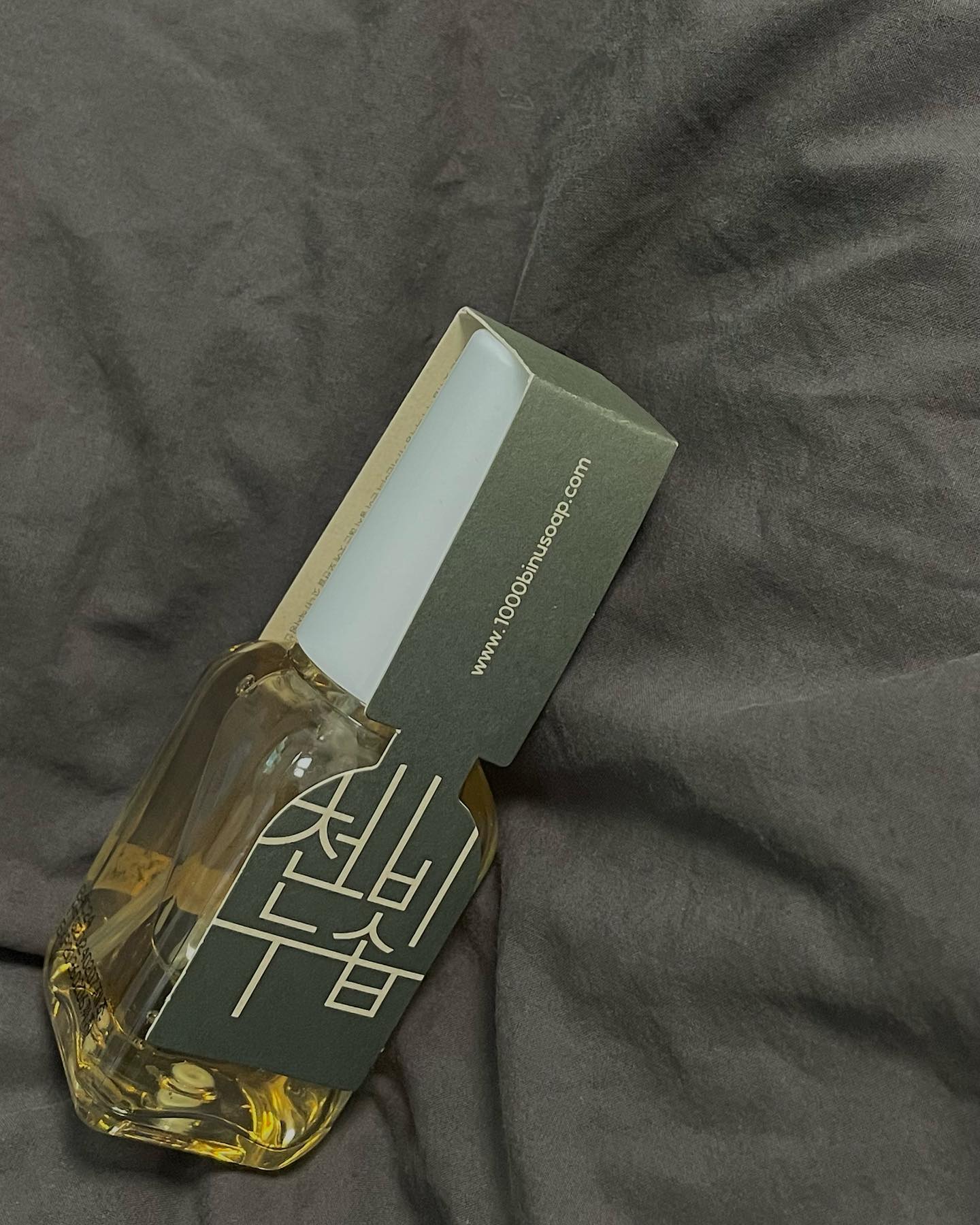 #협찬
전과 다르게 이제는 피부가 탄력이 떨어지는 거 같고, 
주름관리를 더 열심히 해야겠다는 생각이 들었는데
‘천비누솝’ 🌿정안고 진액앰플🌿로 집중케어
하고 있어요!

피부 탄력 하나만 재대로 관리하면 동안으로도 보이고
✨윤광 / 피부밀도 / 투명도 / 피부결✨까지 달라질 수 있어요👍🏻

🌿정안고 진액앰플🌿은 포도세포 추출물로 항산화 효과에
도움을 주기에 피부 리프팅으로 주름 개선에도 좋고
무엇보다 탱탱 쫀쫀한 탄력있는 피부를 만날 수 
있어서 좋아요🤍

집중 탄력케어로 피부 속까지 영양감 채워주는
‘천비누솝’ 🌿정안고 진액앰플🌿로 
피부나이 챙겨보아요:)

#천비누솝 #정안고 #진액앰플 #앰플추천 #40대앰플 #식물엑소좀 #엑소좀앰플 #항노화앰플 #비건화장품 #주름개선화장품 #기초화장품추천 #스킨케어
