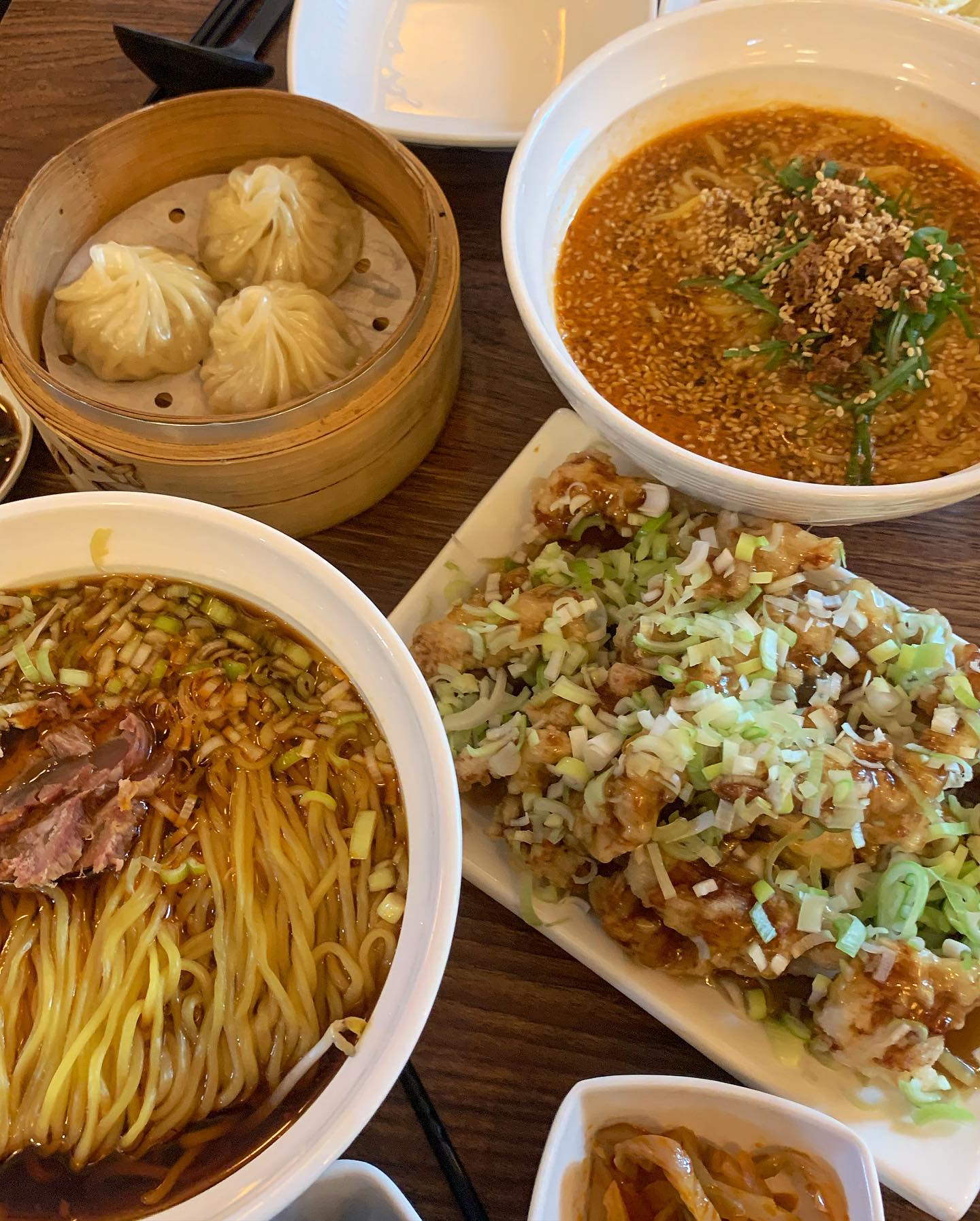 비오는 날☔️먹기 딱 좋은 메뉴 조합❤️
딴딴멘은 땅콩소스?맛이 좀 나서 엄청 고소했고 우육면 국물 완죠니 끝내쥼😆샤오룽바오도 완전 말해모해임‼️고기튀김도 빠질 수 없윰 완전 둘이서 음식 뿌수고 옴😋
.
#진티엔 #서울 #서울맛집 #대치동맛집 #논현동맛집 #서울가볼만한곳 #강남맛집 #점심 #역삼맛집 #도곡동맛집 #맛집 #맛스타그램 #맛스타 #맛집투어 #맛집추천 #맛팔 #맛집탐방 #먹스타그램 #먹스타맞팔 #먹방스타그램 #먹부림 #먹스타 #선팔하면맞팔 #먹방그램 #음식 #음식스타그램 #먹팔 #좋아요반사 #좋반 #협찬문의