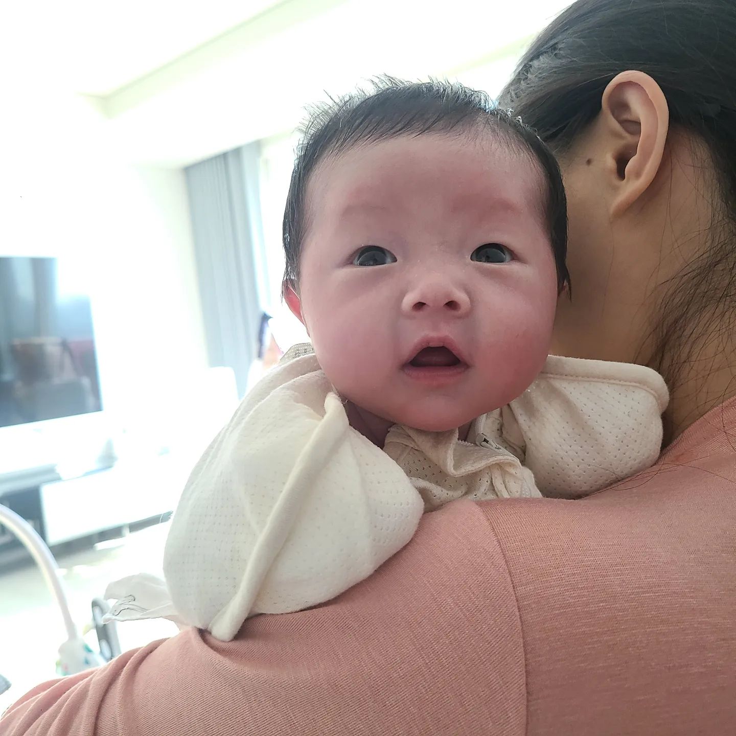 생후21일차 = 삼칠일🐯
한단계 성장하려고 하는건지
잘자던 낮잠을 자다깨다 반복
목힘은 왜이렇게 강하냐

#이러지마제발
#마무리는아빠한테잡힌챈이
#살려주시오눈빛