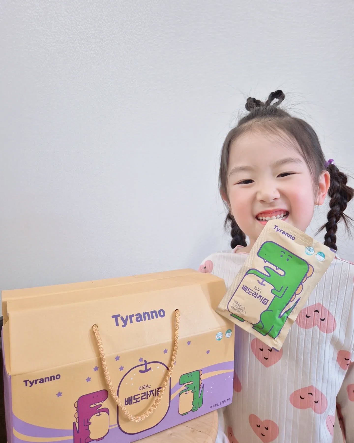 ⠀
⠀
하언가 넘 잘먹는 티라노 배도라지즙🤍
⠀
작은 물병에 담아 유치원 가방에 쏙🎒😁
⠀
물이 섞이지 않아 진하고 달콤한 배맛 그대로인데다가
유기농 약도라지와 국산배로 만들어 아이도 엄마도 안심이에요🤭
⠀
약 도라지라 쓸까 걱정했는데,
달달하고 시원해서 꿀떡꿀떡 잘마셔요👍

겨울엔 이렇게 쟁여둬야 마음이 든든💛
⠀
ღ구매는 다라온맘 공구ღ
mylittle.on
⠀
⠀
⠀
#도라지배즙공구 #믿고사는다라온맘 #다라온맘공구 #티라노배도라지즙 #배도라지즙 #겨울필수템 #아이건강간식