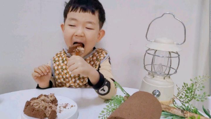 #광고 #북해도스위트코리아 

달달한 초코롤케이크를 선물로 보내주신 북해도 스위트 ♡
 
최애 초꼬케이크라 우리주니 너무 행복해 하면서 먹네용 ~~♡
가끔 삼촌이 #카카오톡선물하기 로 보내줘서 
먹었는데 역시 주니의 최애맛집답게
진하고 고급진 초코맛이~ 자꾸자꾸 먹고싶다네요~

#북스코 #초코롤케이크 #카카오톡 #선물하기 
#스위츠 #달달한디저트 #디저트맛집