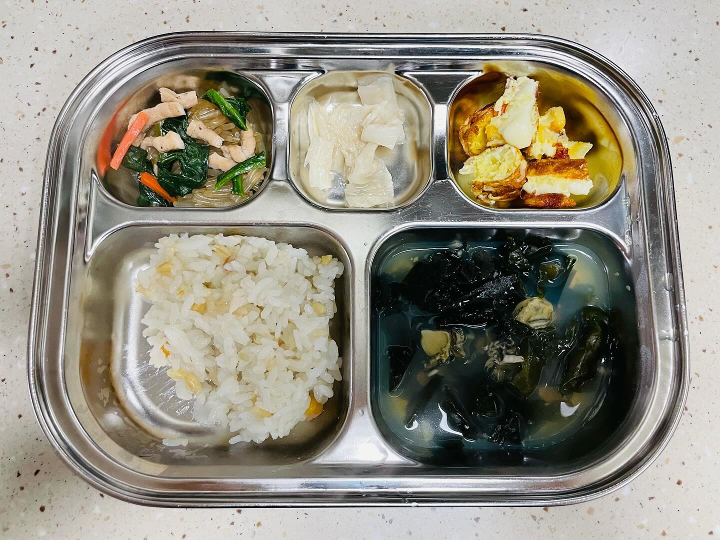 다들 새해복많이받으세요🤗
즐거운명절입니다! 둘째의 첫 외박에 정신없는 명절을 시작했지만 할머니 할아버지의 사랑을 담뿍받아 행복한둘찌네요💗
둘째랑함께 외출하는게 정신없고.바쁘고 힘들긴하지만ㅋ
오랜만에 가족들과보내니 행복한 시간이네요😋
다들 올해 새해복 듬뿍받아봅이다😘

잡채,백김치,양배추전,굴미역국

#20240210 #명절 #설날 #해피설날 #새해복많이받으세요
#유아식판 #유아식기록