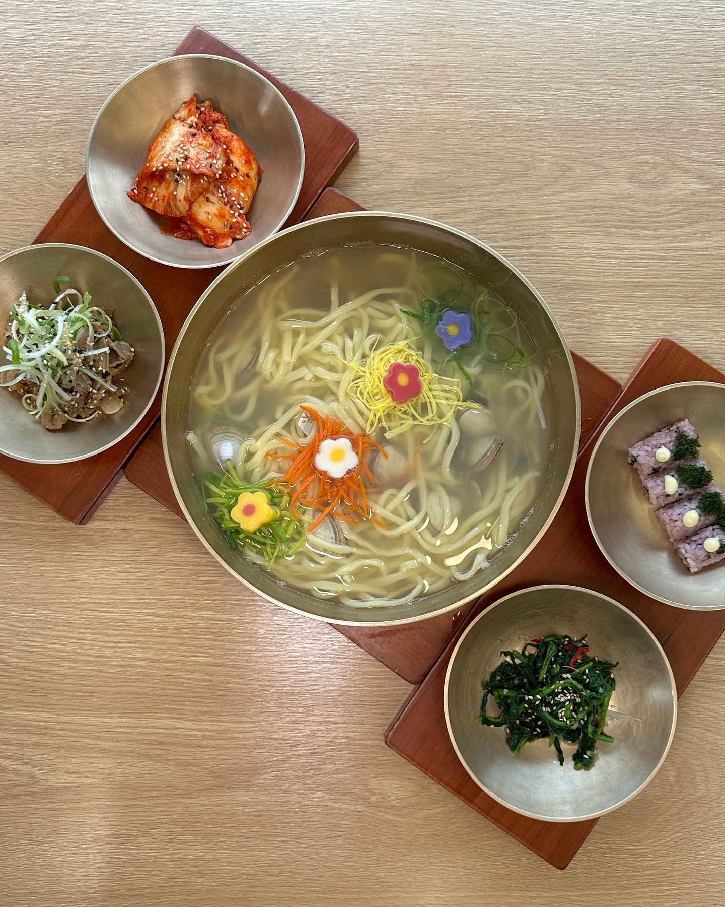 #광고
담양 유명한 한재 가는길에 들린
담양 맛집 신사와칼국수
남녀노소 할것없이 누구나
좋아할 칼국수와 쌈돈까스의 조합이라니!
떡갈비와 치즈돈까스도 추가😘
정갈한 한상에 나오는 칼국수는
고명모양도 예쁘고 동죽조개랑 바지락도
엄청많아서 까먹는 재미까지 쏠쏠하고
바삭한 돈까스랑 먹으면 찰떡궁합✨

#담양맛집#담양칼국수#담양맛집추천
#담양돈까스#광주근교맛집
#광주콩물국수#담양콩물국수
#신사와칼국수