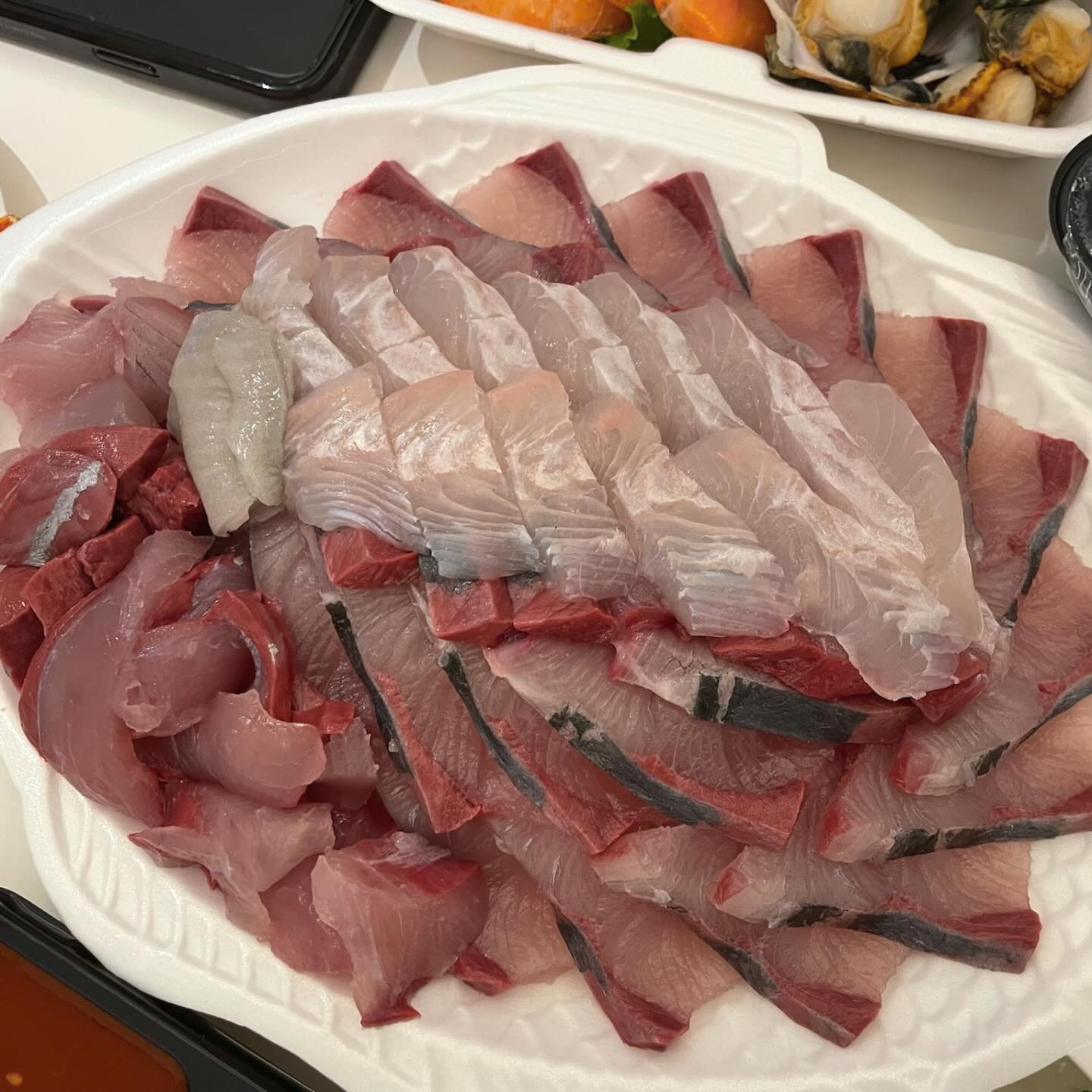 [46번째 식탁] 해송횟집 강릉점
: 겨울바다에는 수산시장 가서 싱싱한 회 떠묵는게 최고지

강릉 주문진 수산시장에 위치한 #해송횟집 에 다녀왔습니다 🐟🐟

=menu=
대방어 중 50,000원
========

바다를 여행 갔는데 회가 빠질 수 없죠 강릉에는 유명한 수산시장이 두 곳이 있는데요

바로 주문진 수산시장과 중앙시장이 있습니다. 저희는 숙소가 주문진 쪽이어서 주문진 수산시장으로 갔어요

작년에 강릉 여행 왔을 때 안알아보고 그냥 방문 했던 곳인데 생각보다 되게 맛있게 먹어서 이번에도 기억을 더듬에 방문했습죠😆

겨울 제철 회라고 하면 당근 방어 아니겠습니까 저희는 오직 방어만 보고 왔기 때문에 대방어 중자리를 시켰어요

회를 시키면 새우랑 전복 그리고 가리비까지 쪄서 서비스로 챙겨주시더라구요 👍👍 원래는 멍게도 포함인데 멍게는 저희가 빼달라해서 뺐습니다.

회를 주문 후 가게 내부에서 기다리는데 내부에는 대게를 드시는 손님들이 좀 계셨었어요 나중엔 대게도 먹으러 와봐야겠습니다.

기다리는 중에 사장님이 광어도 서비스로 넣어주신다길래 사장님 나이스샷 한번 해드리고 포장해서 숙소로 돌아와 먹었습니다

방어는 탱글 쫄깃한 식감에 비리지는 않았으며 약간 기름기는 없어서 아쉬웠지만 맛있었어요. 광어도 맛있었구 특히 광어 지느러미가 맛있더라구요🤤🤤

서비스로 주신 새우랑 전복 가리비는 싱싱한 느낌이 들었으며 또한 맛있게 먹었습니다.😍

강릉에서 수산시장 횟집을 찾으신다면 맛도 좋고 사장님도 친절하신 여기 추천임미댱 

별점 8/10
=================================
🚘 강원 강릉시 주문진읍 시장길 38 주문진 수산시장 해송횟집
⏰ 매일 10:00 - 22:00 (둘째 넷째 월요일 휴무)

#맛있다그램#오늘뭐먹지#강릉맛집#강릉여행#맛집#강릉#방어회#대방어#강릉횟집#여행일기#맛집탐방#데이트코스#연애일기#데이트#데이트맛집#yummy#foodpics#foodporn #맛집추천#맛집스타그램#먹스타그램#먹스타#먹스타맞팔#맛집탐방#맛집투어#맛집#먹팔#먹맞팔#먹팔환영#먹팔해요