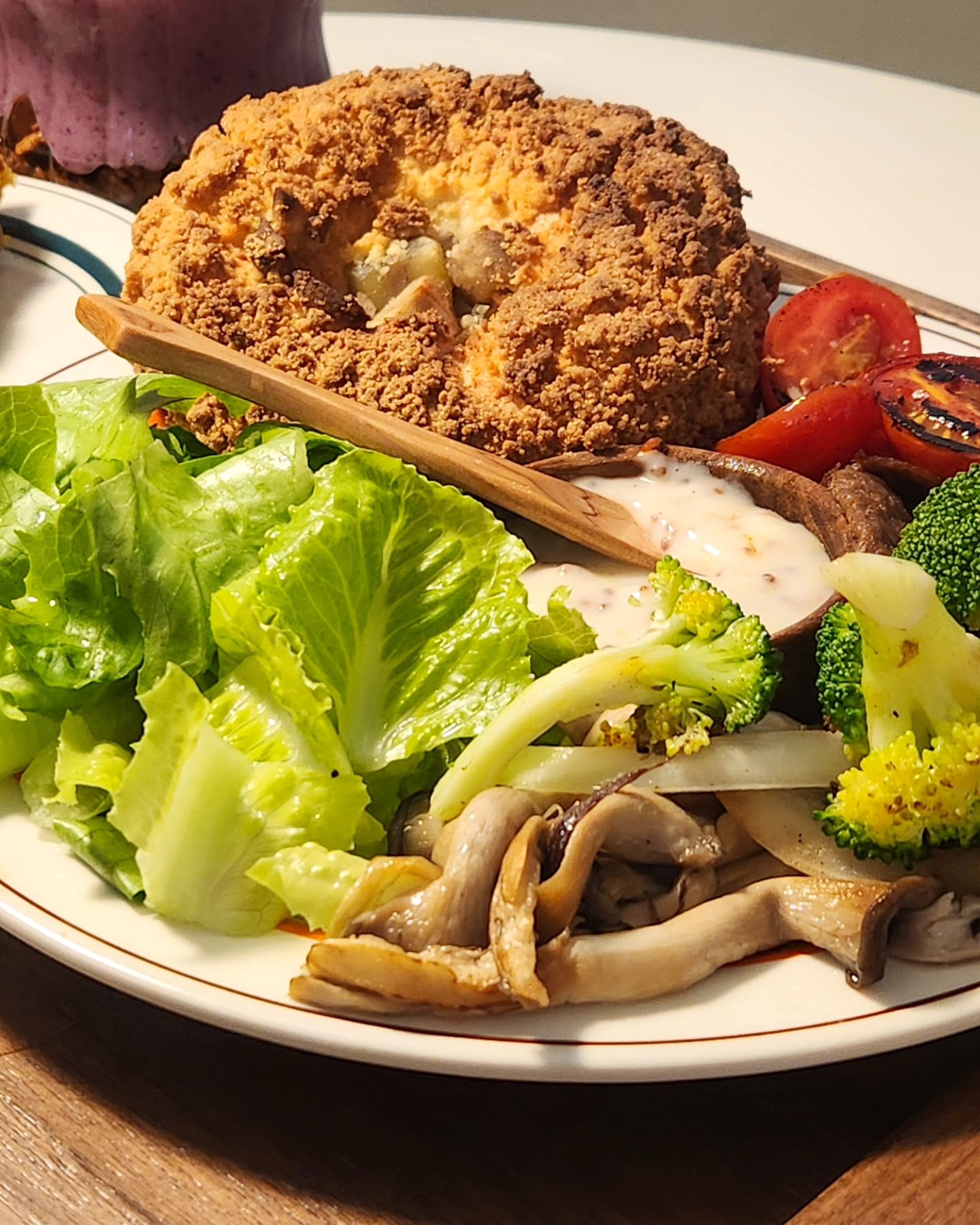 #윤빵픽
-
브런치가 땡기는 날은 역시 veganmamabakery 비건마마 🥺 #비건숯불불고기샌드위치 에 나오는 일반 베이글은 제가 사랑하는 #공주밤쌀베이글 로 변경 ‼ 반으로 갈라주면 와르륵 나오는 달큰고소한 공주밤은 언제 먹어도 기분 좋아지는 맛이구 ,,🥰 
이번에 처음 먹어보는 #단호박현미파이 는 왜이렇게 맛있대요 🫣 퐁신퐁신한 현미파이에 단호박이 아낌없이 가득 들어갔는데 중간중간 씹히는 콩들도 매력 덩어리야 아주 🧡🧡🧡 제가 애정 222하는 #마마쉐이크 도 주문 완료 ( *´ ‪ཫ`*)♡ 이거 하나만 마셔도 포만감 가득이라 현미파이는 절반만 먹고 소중히 집으로 .. 👀
-
#비건마마 #윤이_비건마마