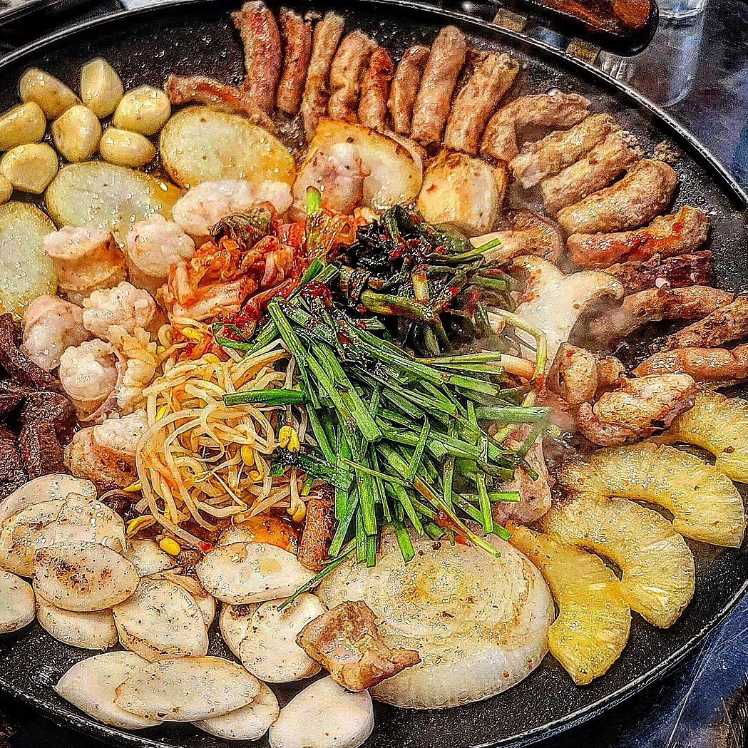 나만 알고싶은 소곱창모듬 갓성비맛집 😋

월곡동 숨은 맛집 #복스곱창
모듬곱창(450g) 한판이 37000원‼️

팬이 엄청 큰데 다 담질못하네요ㅋㅋㅋ
떡.파인애플.양파.감자.알마늘 기본이고
부추와 콩나물 잘익은 김치와 파김치까지
한판 거하게 차려집니다🤤

네이버리뷰이벤트 5천원 만원할인권 이용하면
더더 갓성비가 되버리네요😁

📍복스곱창 : 서울 성북구 하월곡동 18-16
🪧영업시간 : 16:00~01:00
🪧전화 : 0507-1315-9269

#내돈내산 #가성비맛집 #맛집리뷰 
#동덕여대맛집 #동덕여대곱창
#월곡동맛집 #하월곡동맛집 #하월곡동술집
#곱창맛집 #소곱창맛집 
#성북구소곱창 #성북구맛집