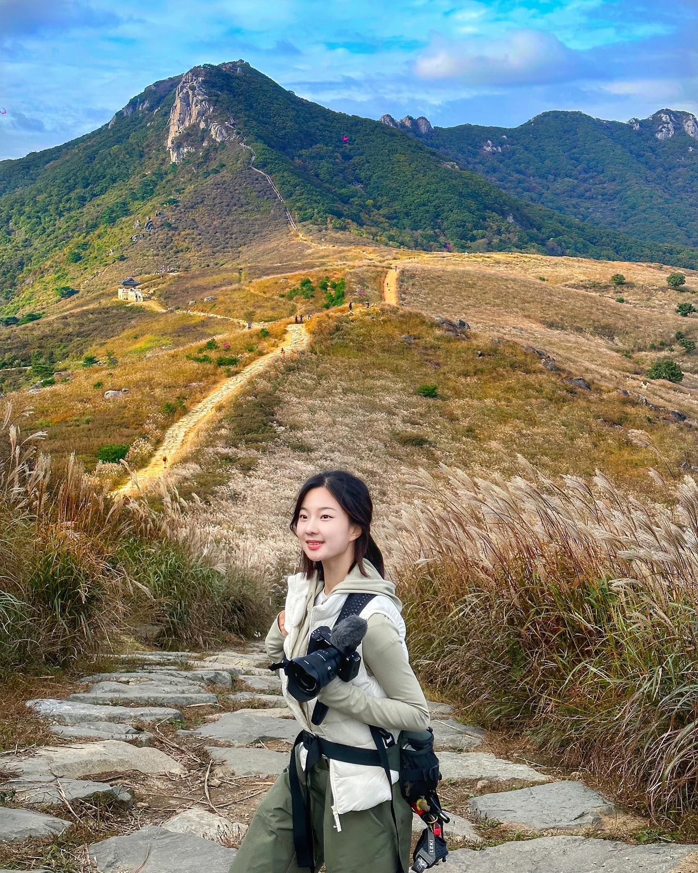 🍂해발 800m에 주차장이!? 
5분 만에 오르는 대한민국 최고의 #억새밭 !👍

황매산은 정상이 해발 1,113m 로 높은 편에 속하는 산이지만, 
해발 800m에 위치한 주차장을 통해 
900m 대에 억새밭까지는 쉽게 올라갈 수 있어요! 
애기도 갈 수 있는 수준!!!!
가족과 함께 가을 #국내여행 코스로 강추합니다😆 

📍 경남 합천군 가회면 황매산공원길 331
⏰ 정상 왕복 시 약 3-4시간 

더 다양한 코스와 주차 꿀팁은 
유튜브 <산 속에 백만송희>! ❣️

#황매산 #등산 #억새등산 #가을등산 #hiking