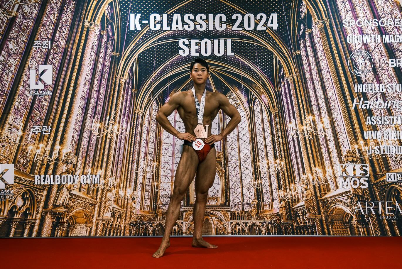 아쉬운 만큼 남아있는 두발은 더 간절하게..🐦‍🔥

뒤늦게 올리는 3일 전 k-classic
.
.
우선 디엠으로 응원해 주신  분들 모두 너무 감사합니다! 
주말 푹 쉬고 이제서야 3일 전 기록을 올리네요👊

케이클래식 서울 체급 3위로 마무리했습니다 
영상을 돌려보니 제가 실수했던 부분이 너무 많아서 
아쉽지만 남아있는 대회들에 집중해서 다시 달려보겠습니다❗️

마지막 대회까지 주어진 4주라는 시간 동안 부족한 부분들 
잘 준비해서 후회 없이 준비하겠습니다~!✌️

imjeongfit 
형 어깨가 아직도 아프지만 항상 감사합니다🙏
.
.
.
#스포츠모델 #케이클래식 #대회준비 #체대생