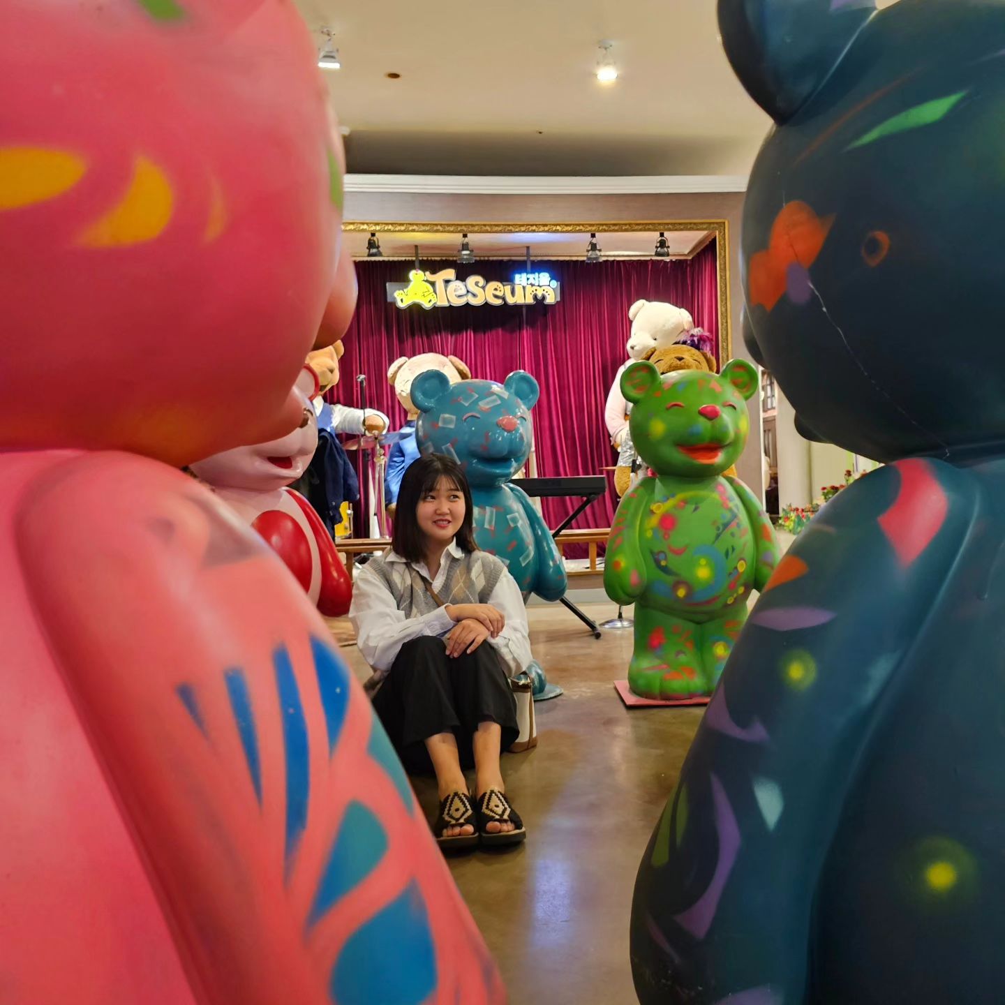 #협찬 🧸

신비로운 동화속 곰인형의 집,
테지움에서 사진 엄청 찍고 왔다📷

📍테디베어하우스 테지움
📍제주시 애월읍 평화로 2157-1
⏰️ 09:00-19:00(입장마감 17:00)
🚗 공항에서 20분 거리

엄청 넓은 공간에 실물 크기
동물 인형들이 가득했던 곳!

우리 가족 모두 컨셉에
진심인 편이라 테마마다
사진 1000000장씩 찍으면서
추억 가득 만들고 왔다💖

teseum_official

#제주도실내관광지 #제주도가볼만한곳 #애월가볼만한곳 #제주도여행 #제주서쪽관광지 #제주도인생샷 #제주도포토존 #제주도테마파크 #제주도박물관 #제주도테디베어 #테디베어하우스 #테지움