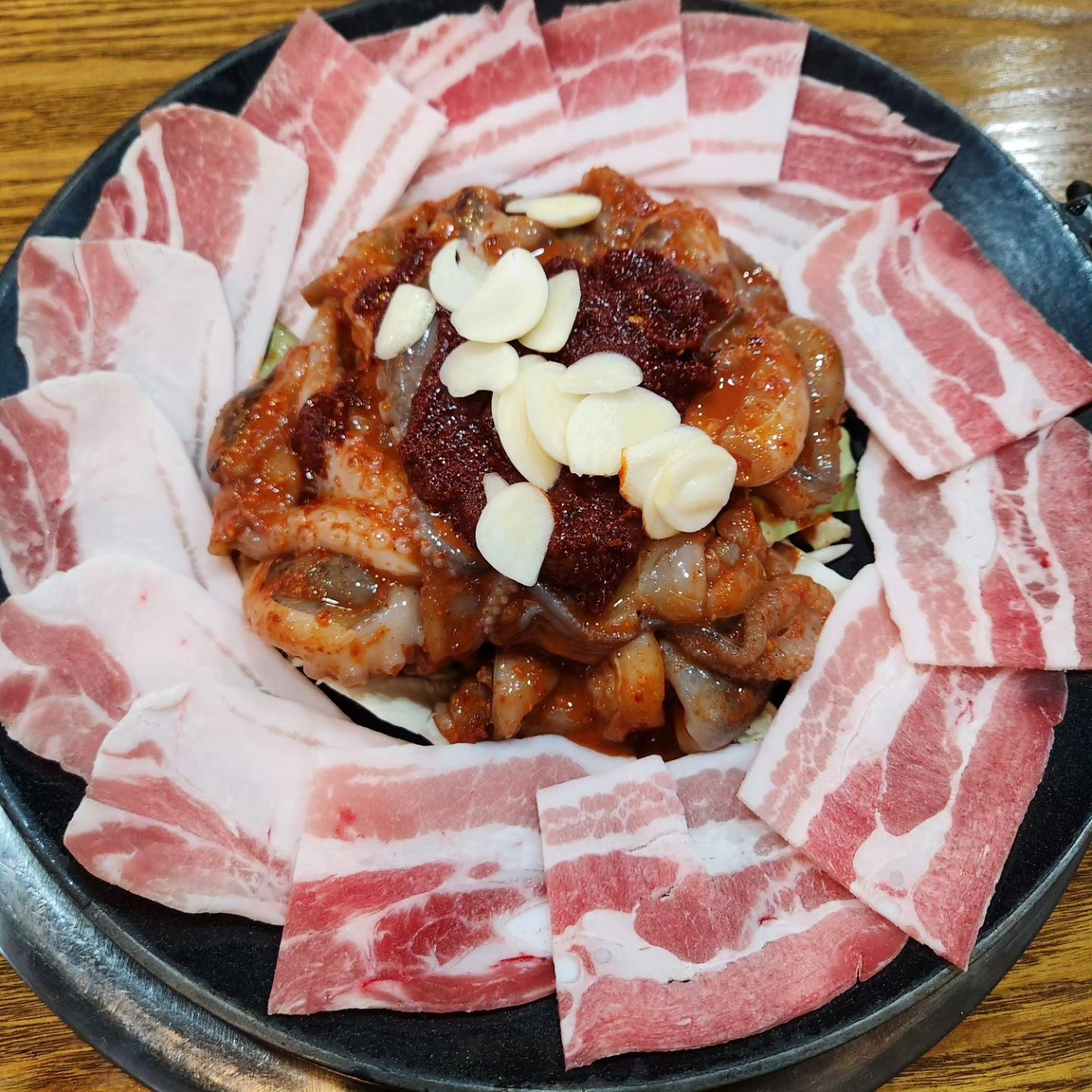 🍽
매콤한 쭈꾸미와 삼겹살이 둘다 땡길때는 #서천집
서천집 세트1로 푸짐하게♡
쭈삼2인에 포슬보들한 폭탄계란찜에 볶음밥 그리고 2개의 계란후라이까지 든든!
깻잎에 날치알에 마요네즈까지 올려먹으면 꿀맛
계란찜도 짭쪼롬한 알계란찜 메뉴들이 막걸리랑 완전 잘어울려요👻👻

#서천집 #가산서천집 #서천집가산 #가산쭈꾸미 #가산쭈삼 #우림라이온스밸리