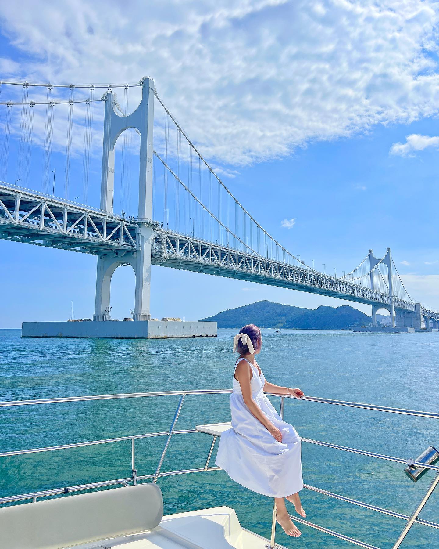 부산여행 필수코스 ✨요트 투어🛥️ 
일몰시간이나 야경이 더 예쁘겠죠? 🌉🥹

계획없이 내려간 부산에서 급으로 일정을 짜다보니 낮시간에 탔지만 그래 도 멋진걸,,🫢 업체가 너무 많아 결국 더이상 못고르겠다 싶을때 보인곳으로 예약했지만 결과적으로 만족스러웠어서 추천해요😗

📍고고요트
🏷️부산 해운대구 해운대해변로 84
🅿️부산요트경기장 주차비무료
📞0507-1484-0434
💵주중 대인 11.9 소인 8.9
〰️당일 전화로 문의드리고 네이버로 예약드렸어요

#노햐_부산
.
#부산요트투어 #부산여행 #부산요트 #요트투어
