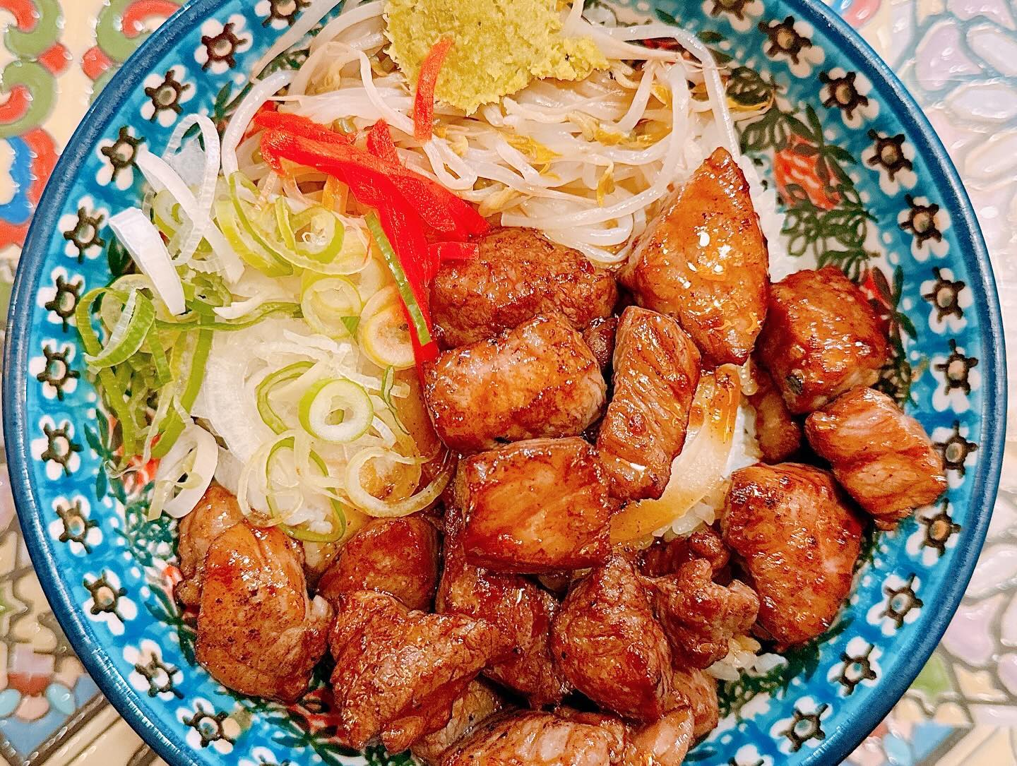 오랜만에 미도인 😋
언제 먹어도 맛난 큐브 스테이크덮밥!🥩🍚
금욜엔 든든하게먹고 놀아야쥬 😎👍
.
.
.
#미도인종로타워점 #미도인 #큐브스테이크덮밥 #종로맛집