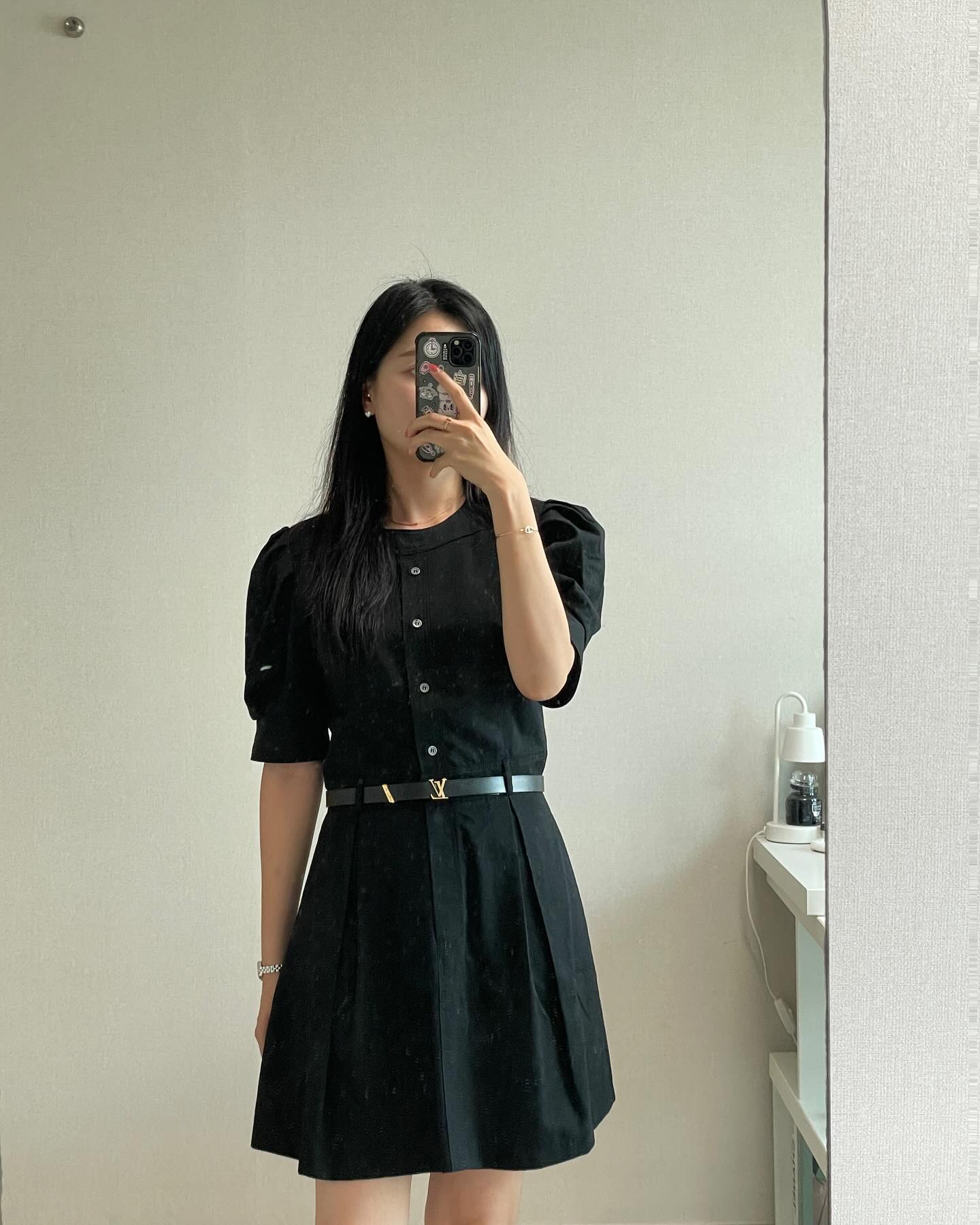 깔끔한 블랙 원피스

여름 하객룩으로 추천하는 미니 원피스
R-more 제품🤍
탄탄한 면 소재에 퍼프 소매, 플리츠 주름이 
예쁘게 잡힌 고급스러운 제품이였어요
-
#여름코디 #여자코디 #여름하객룩 #여름원피스 #블랙원피스